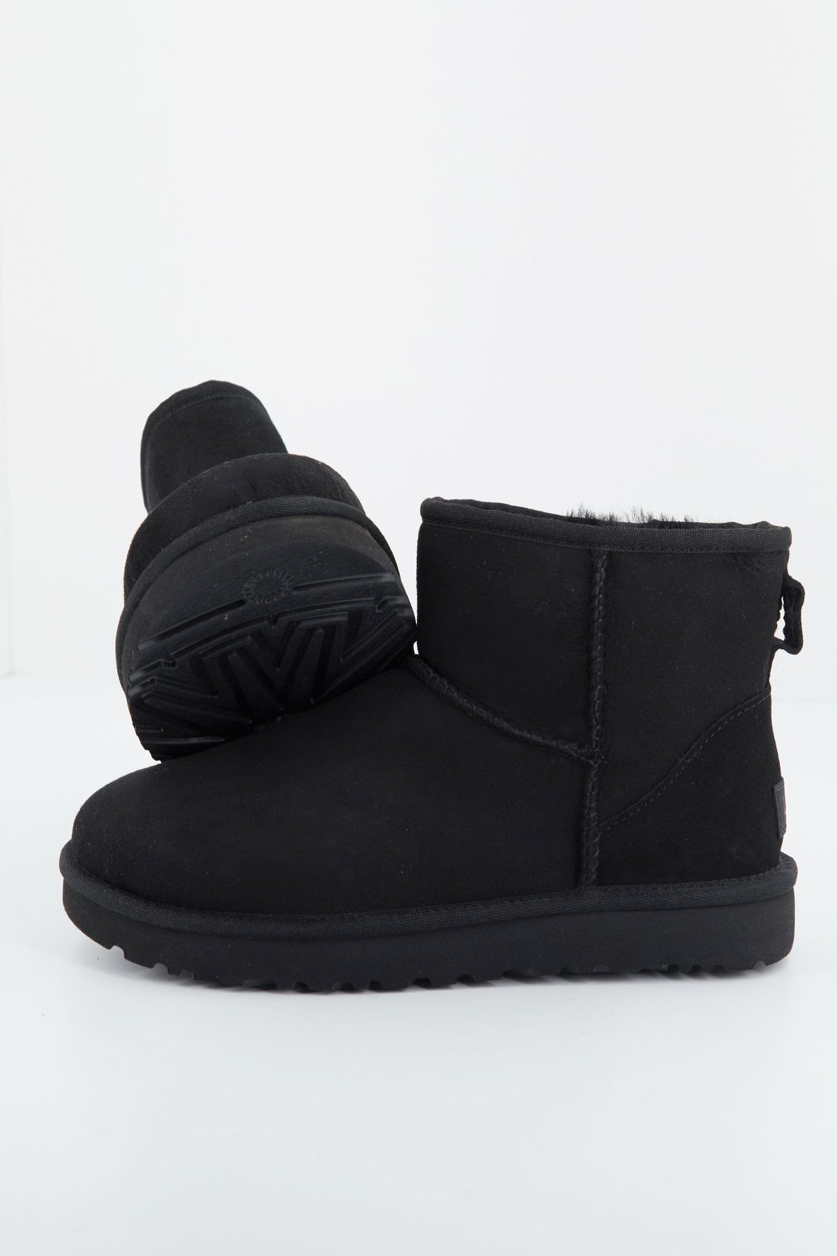 UGG UGG CLASSIC MINI en color NEGRO (3)