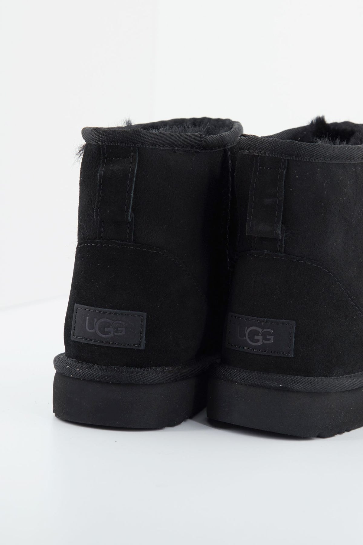 UGG UGG CLASSIC MINI en color NEGRO (4)