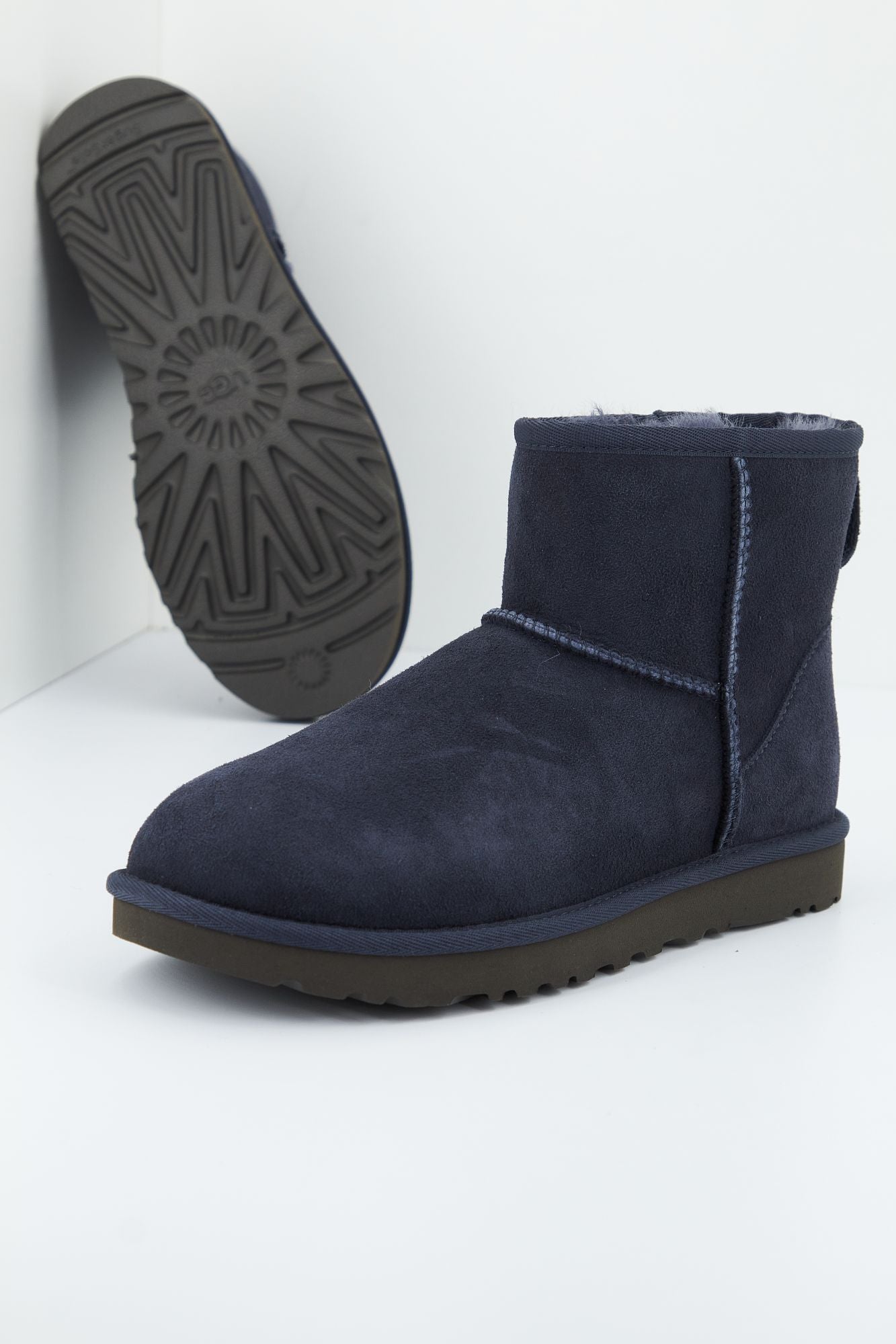 UGG CLASSIC MINI II en color AZUL (2)