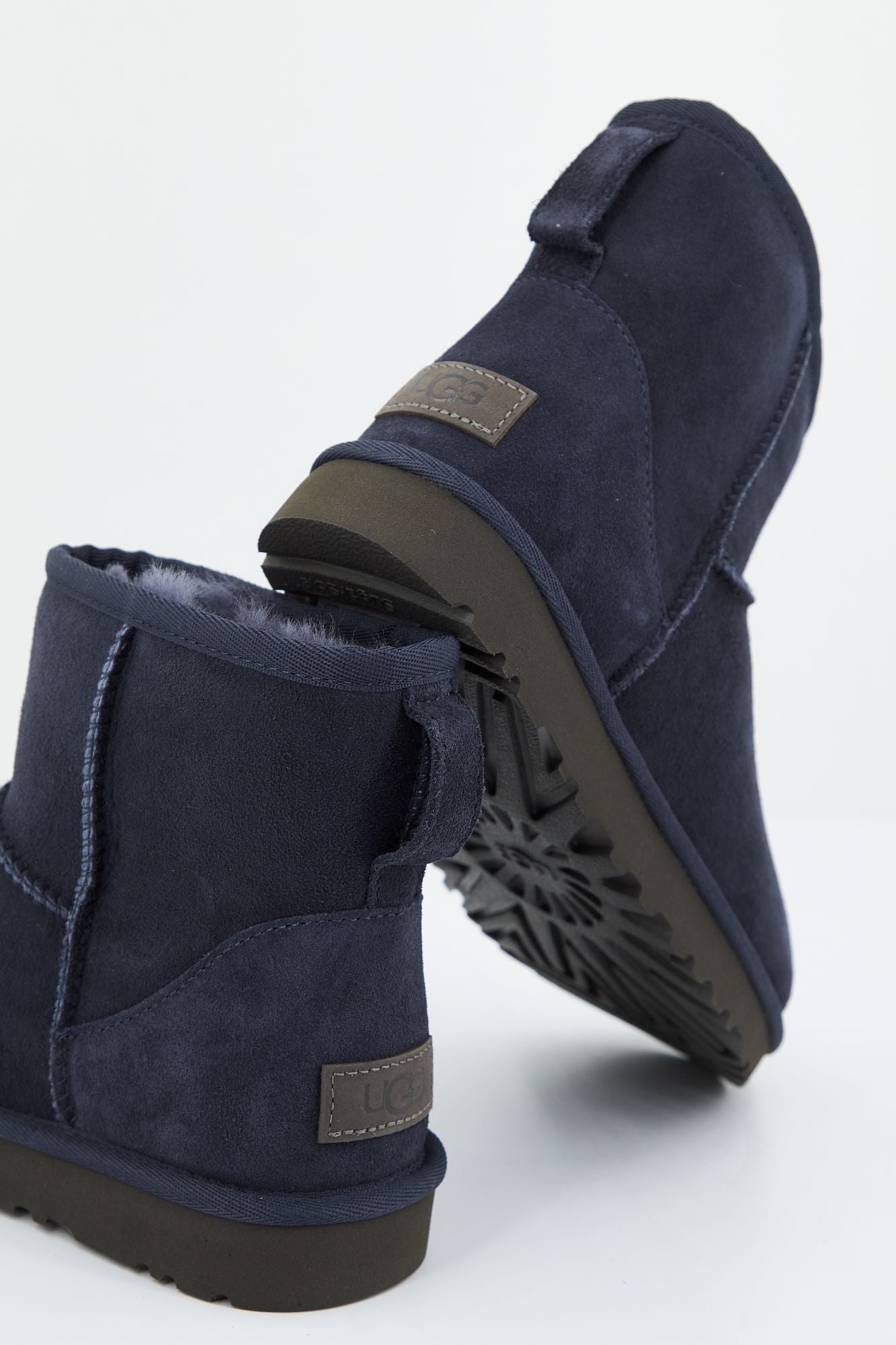 UGG CLASSIC MINI II en color AZUL (3)