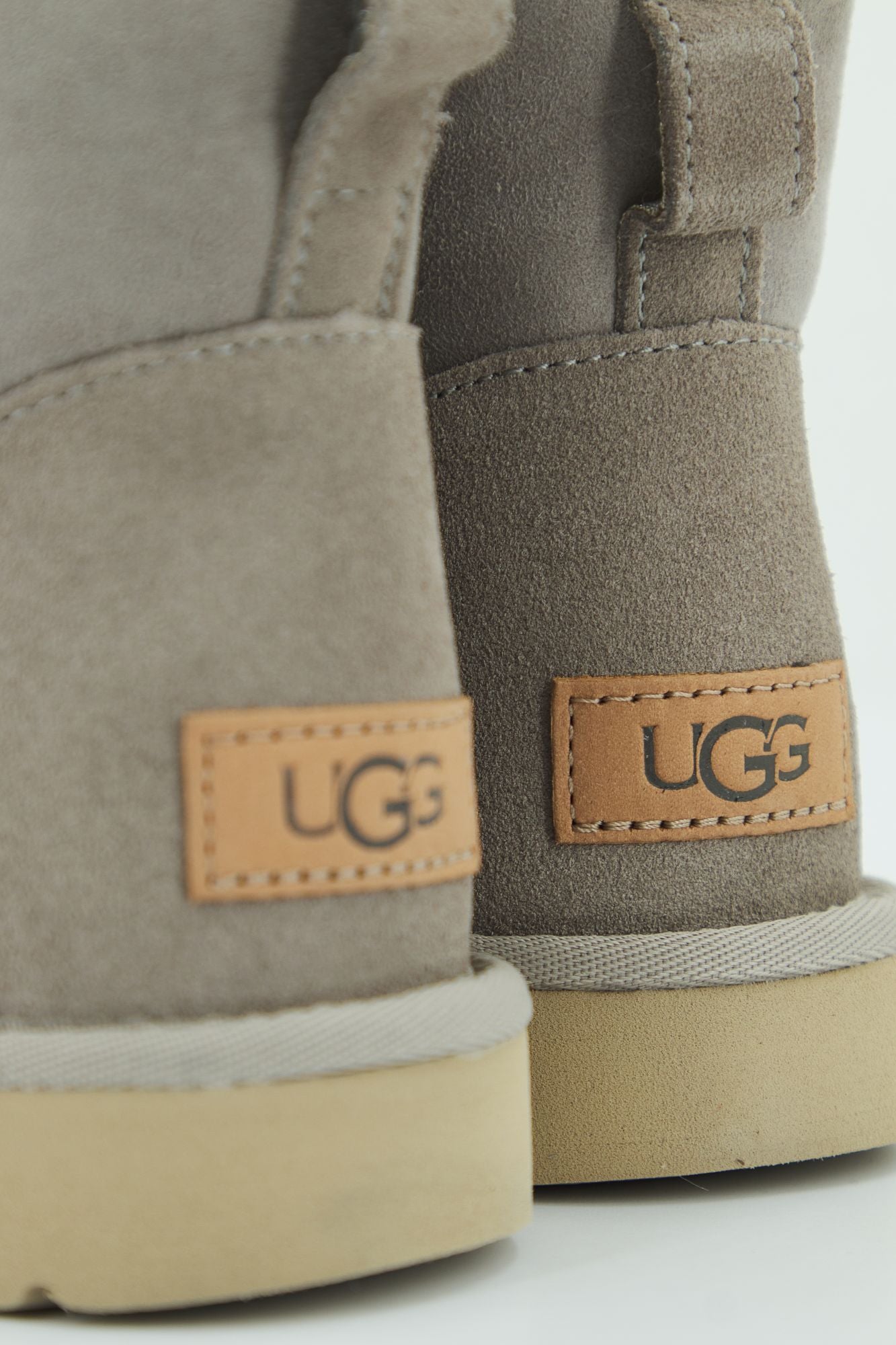 UGG  W CLASSIC MINI II en color GRIS (4)