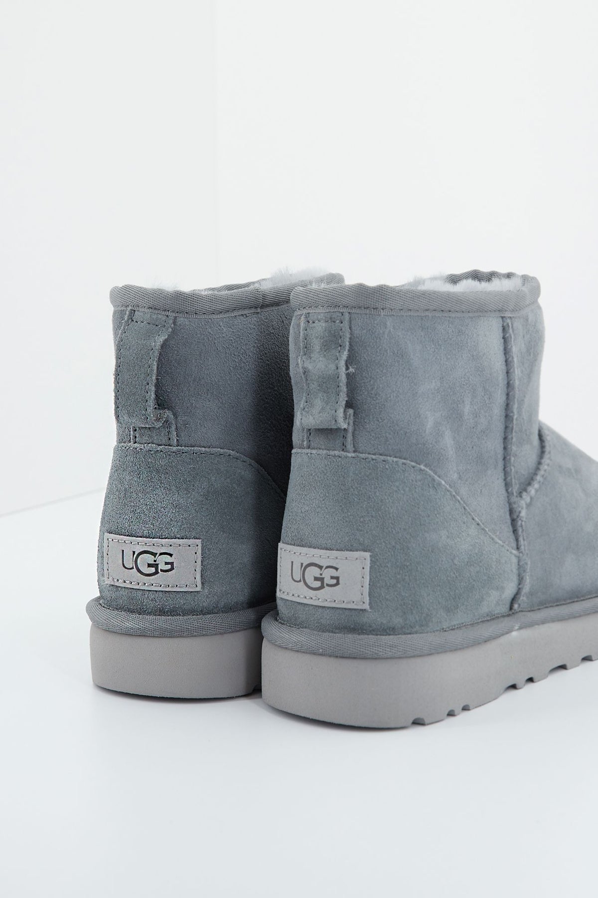 UGG UGG CLASSIC MINI en color GRIS (2)