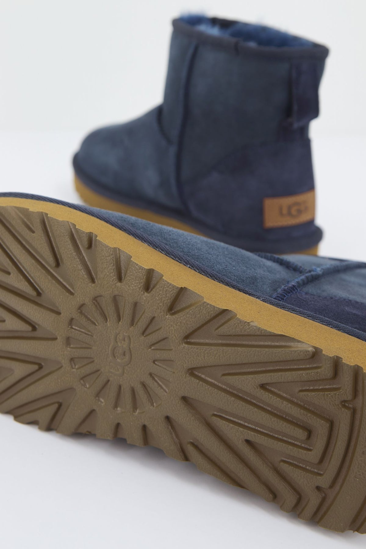 UGG CLASSIC MINI II en color AZUL (4)