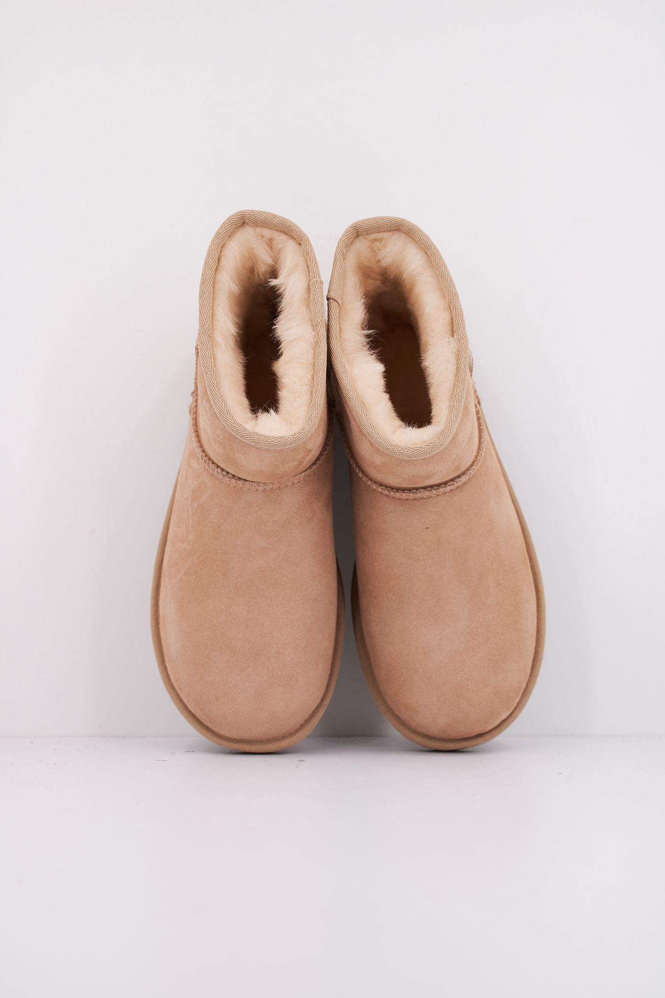 UGG W CLASSIC MINI II en color BEIS (3)