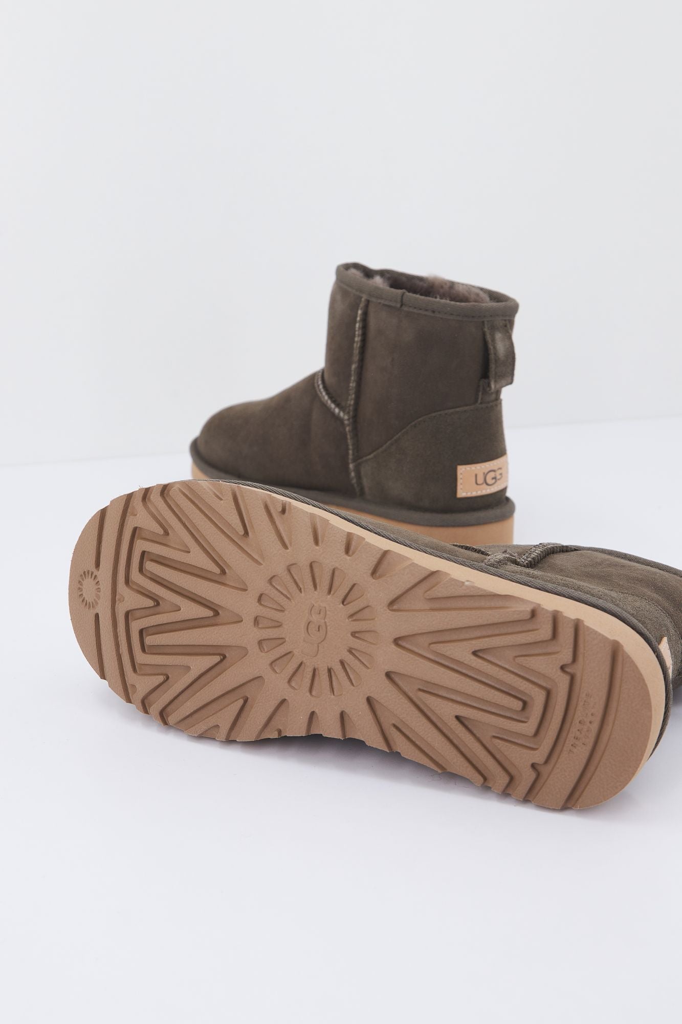 UGG CLASSIC MINI en color GRIS (4)