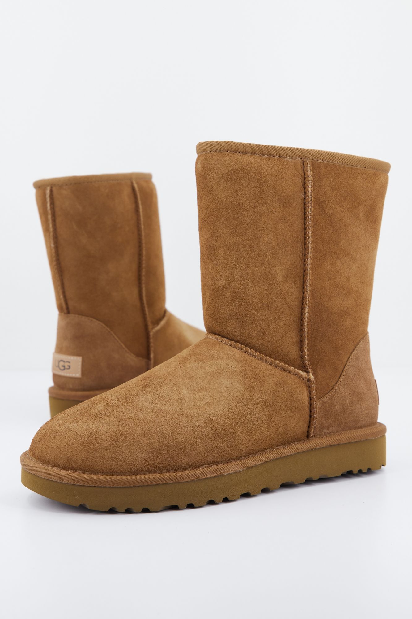 UGG UGG CLASSIC SHORT en color MARRON (1)