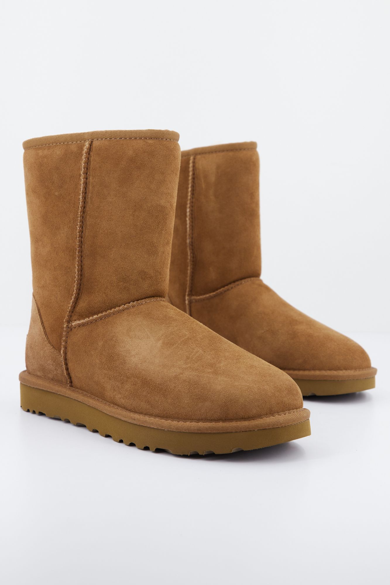 UGG UGG CLASSIC SHORT en color MARRON (2)