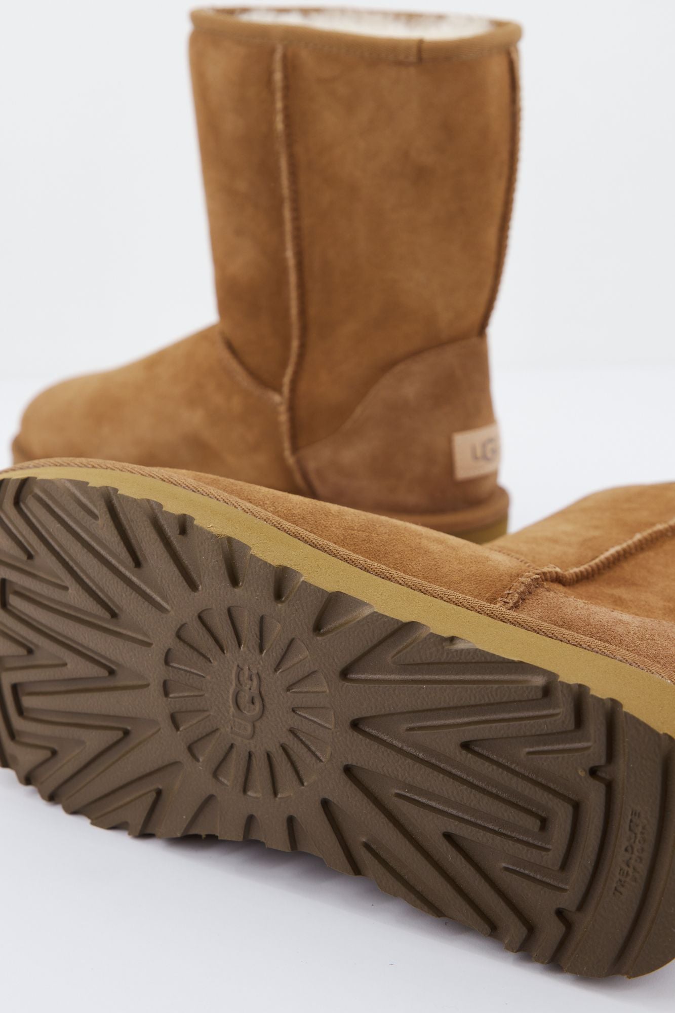 UGG UGG CLASSIC SHORT en color MARRON (4)