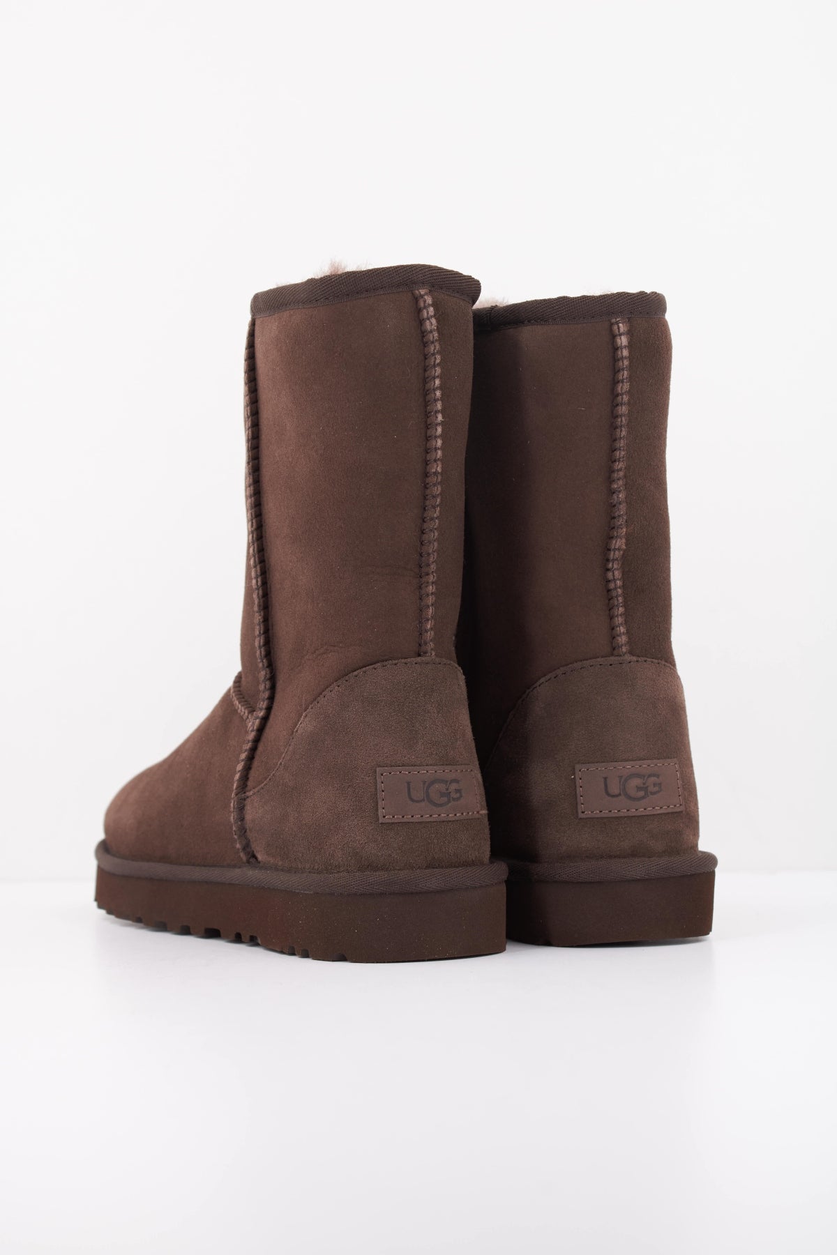 UGG W CLASSIC SHORT II en color MARRON (4)