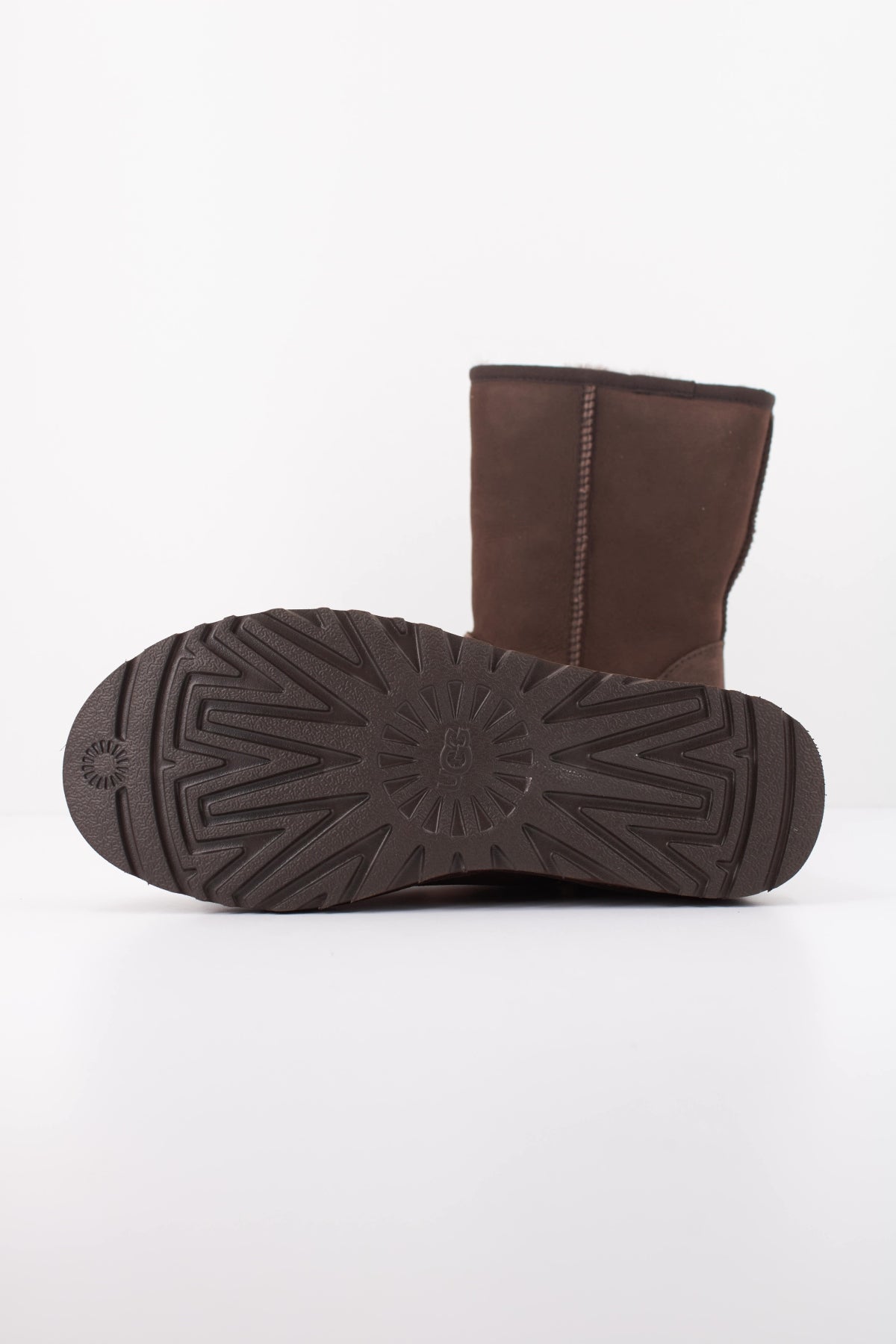 UGG CLASSIC SHORT II 1016223 en color MARRON (5)
