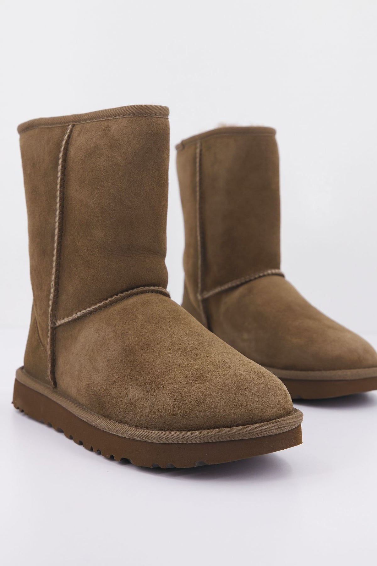 UGG UGG CLASSIC SHORT en color MARRON (2)
