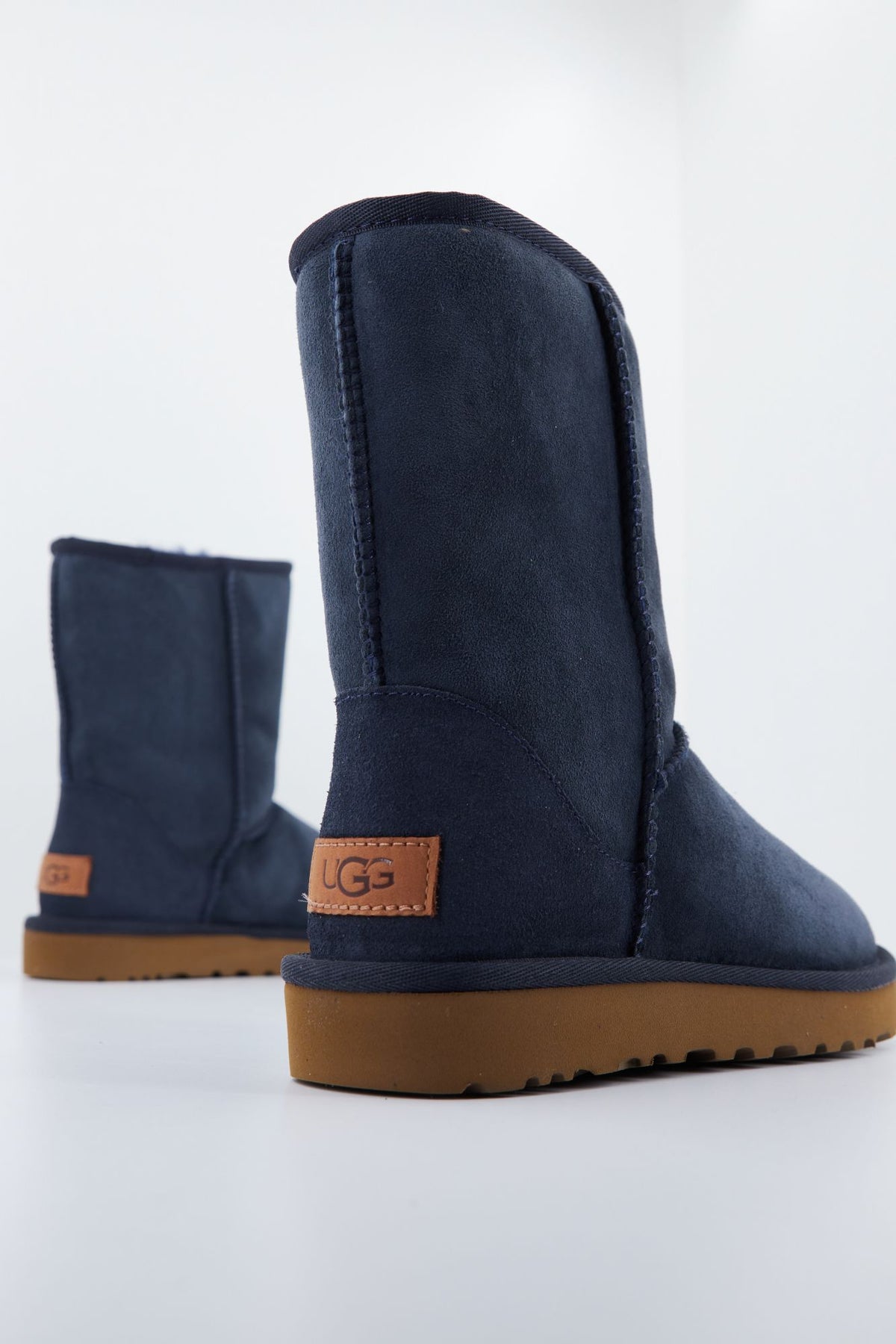 UGG W CLASSIC SHORT II en color AZUL (3)