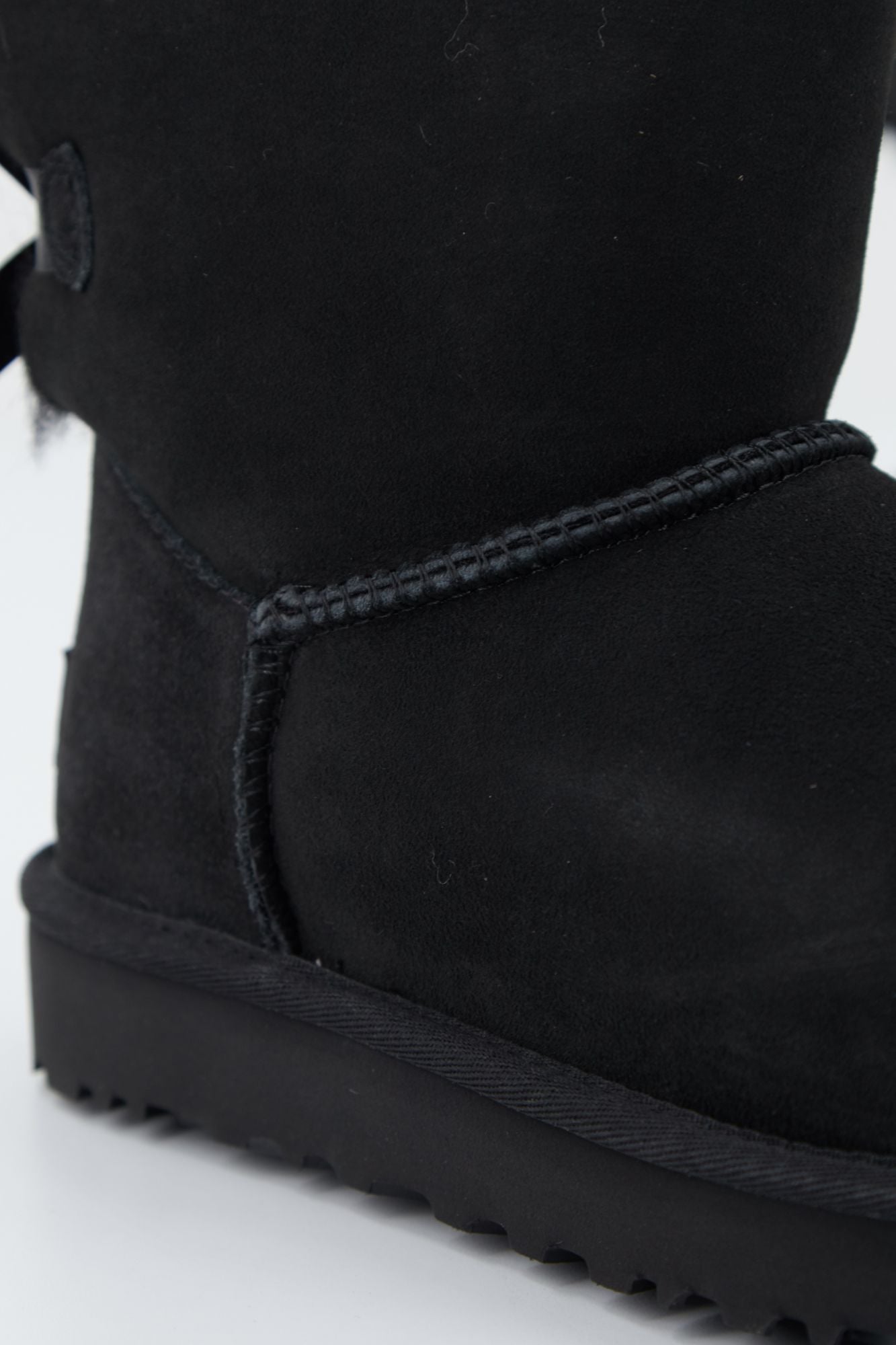UGG UGG MINI BOW en color NEGRO (2)