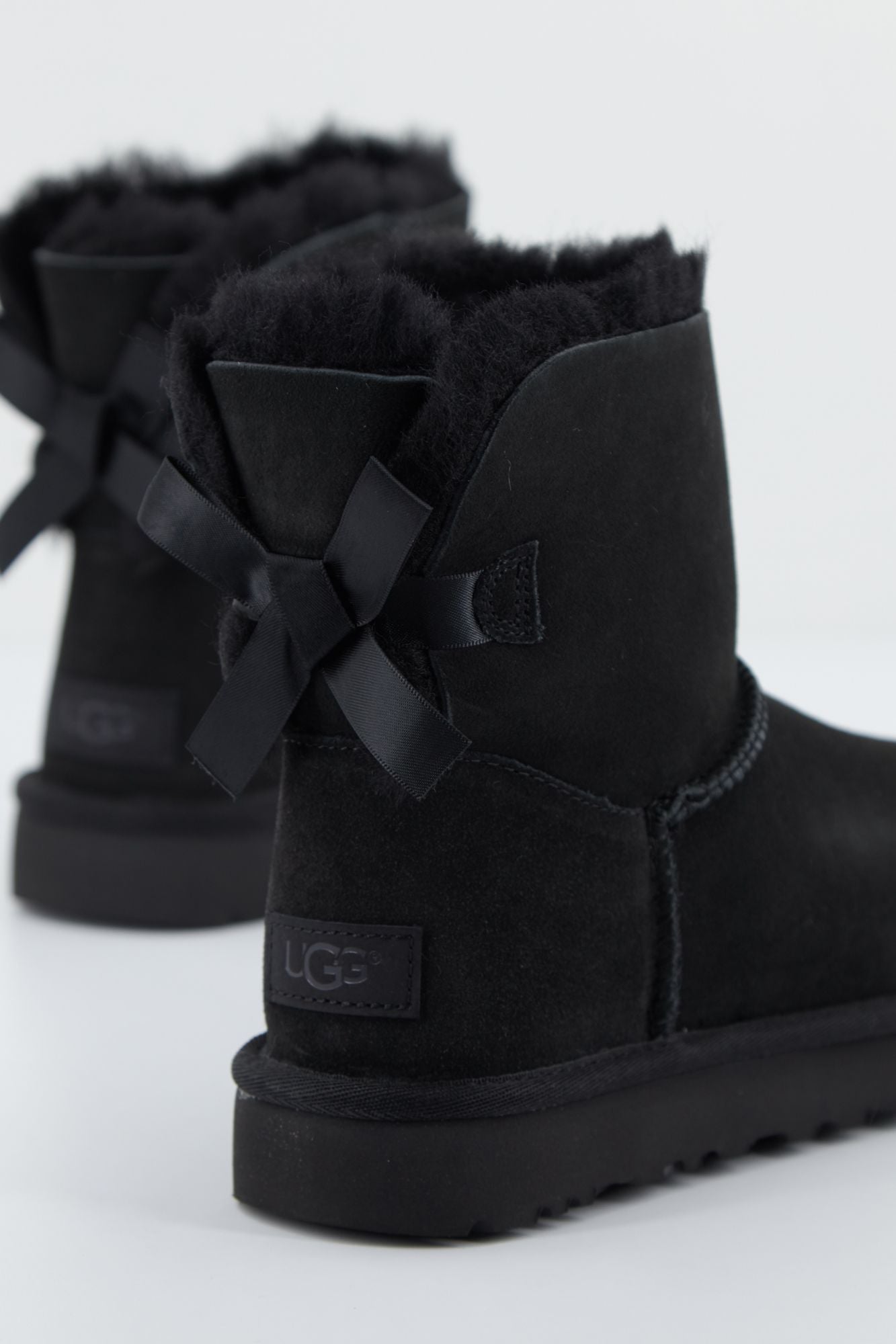 UGG UGG MINI BOW en color NEGRO (3)