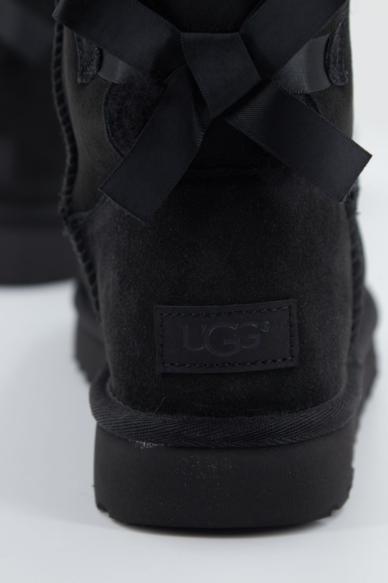 UGG UGG MINI BOW en color NEGRO (4)