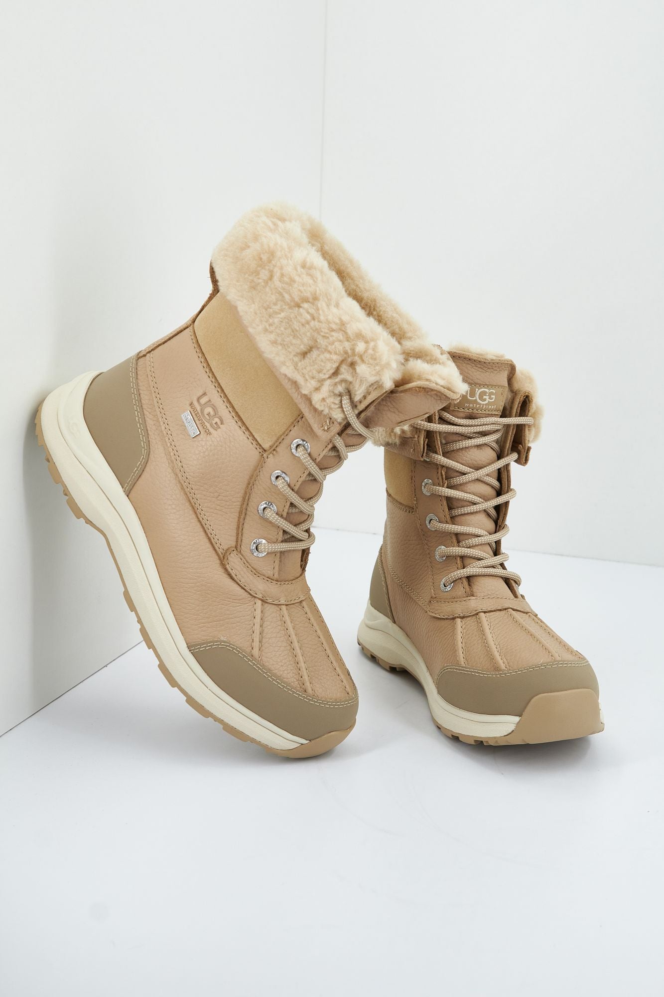 UGG W ADIRONDACK BOOT III en color BEIS (1)