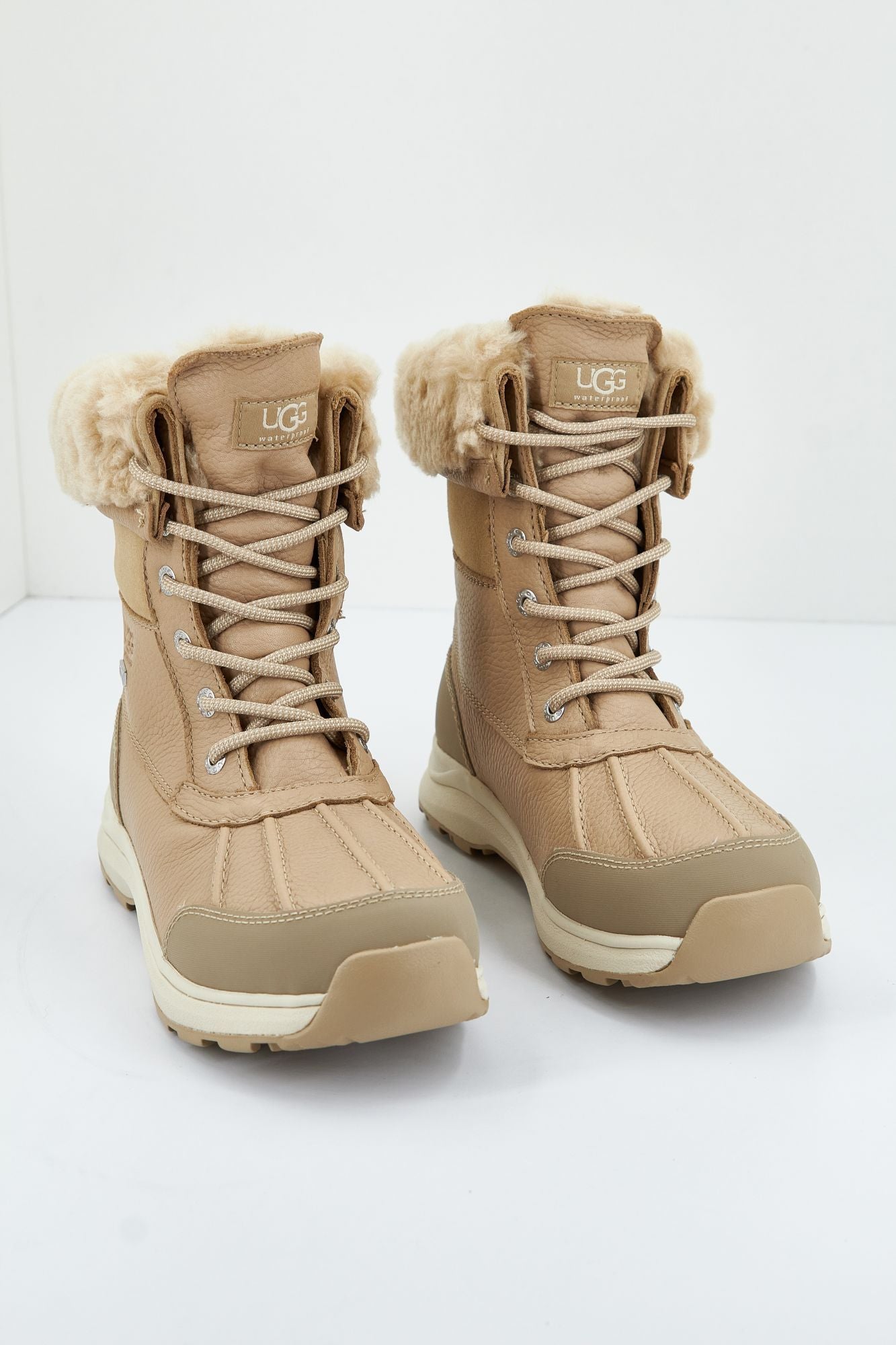 UGG W ADIRONDACK BOOT III en color BEIS (2)