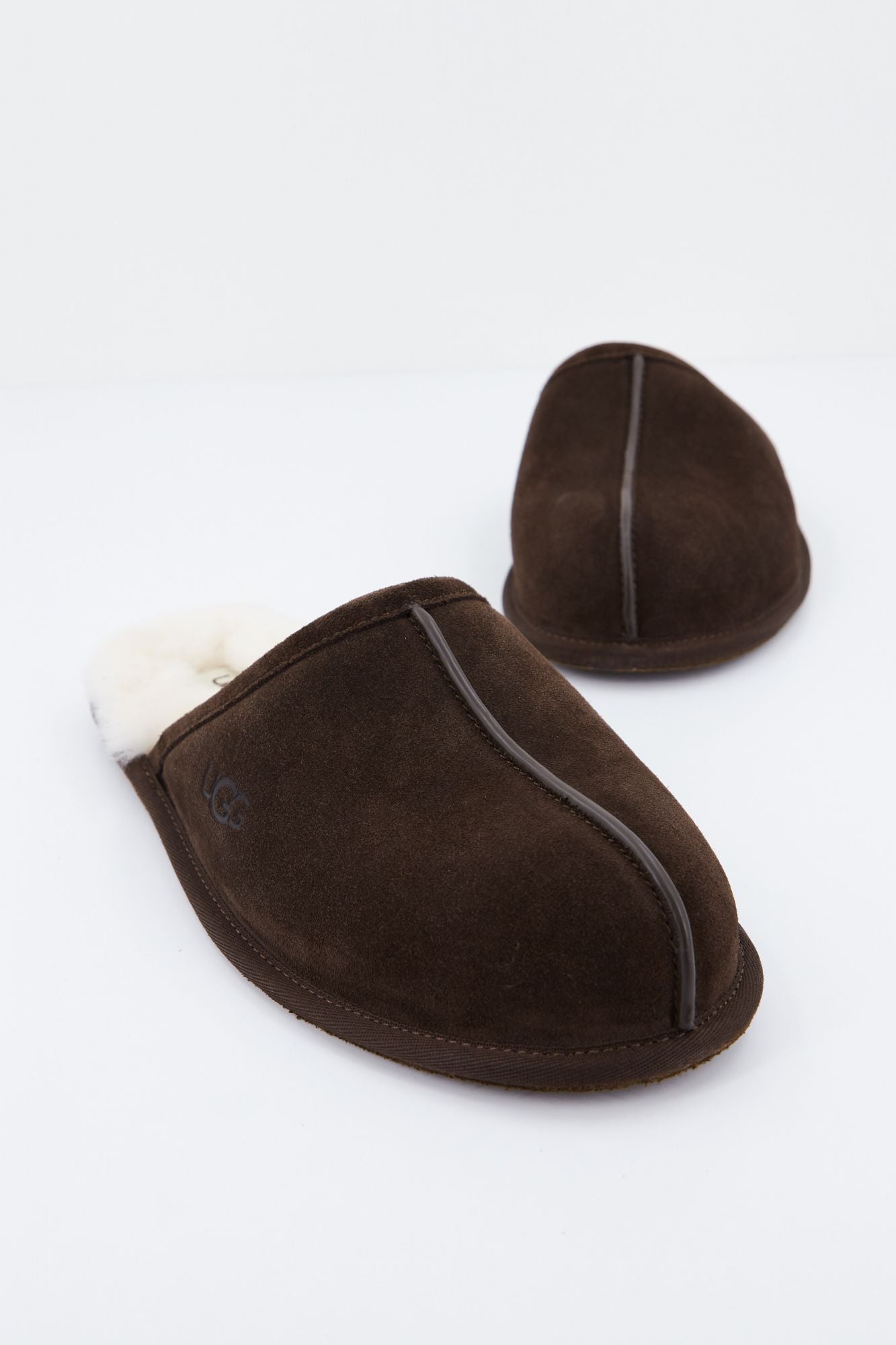 UGG SCUFF en color MARRON (2)