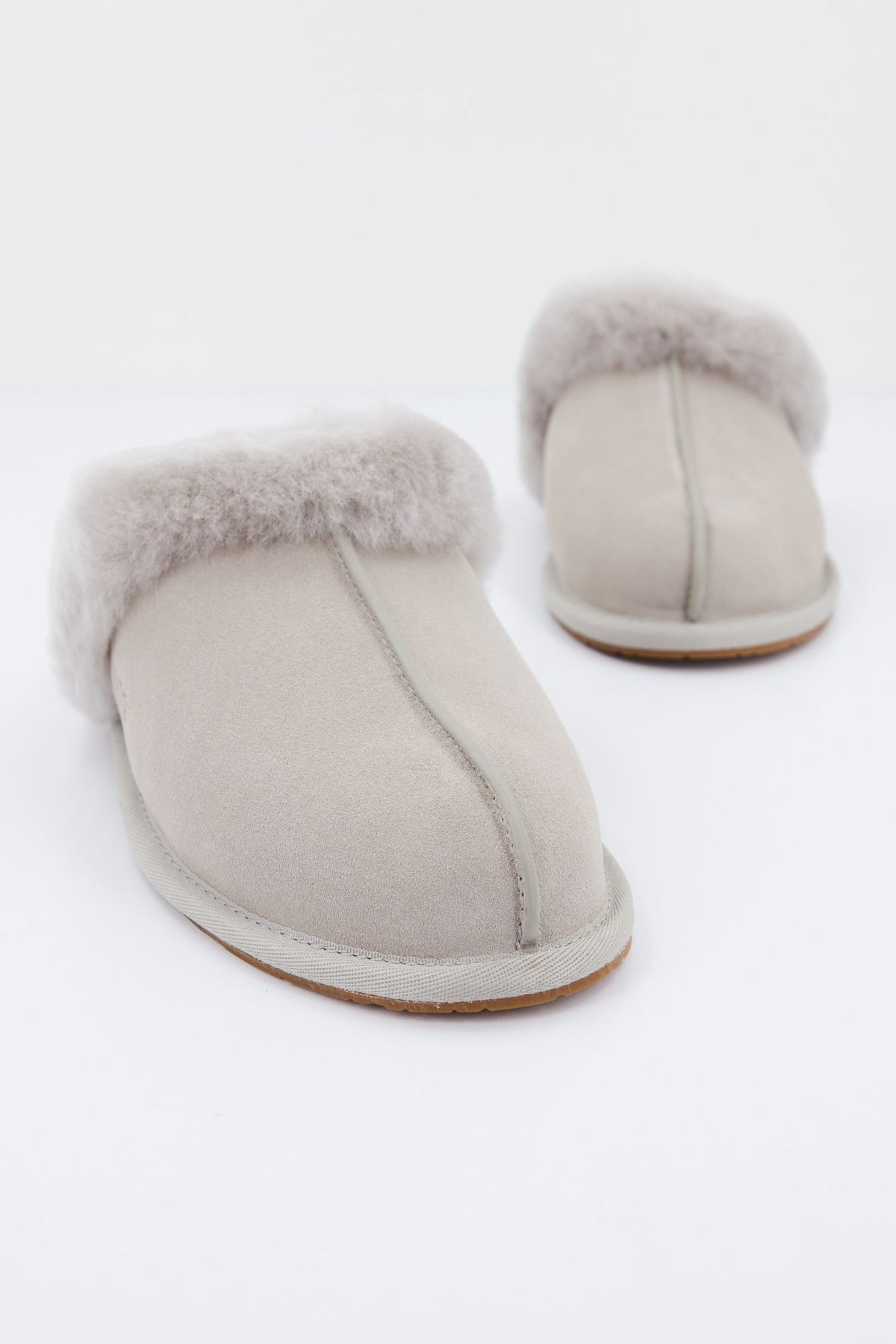 UGG SCUFFETTE en color GRIS (2)
