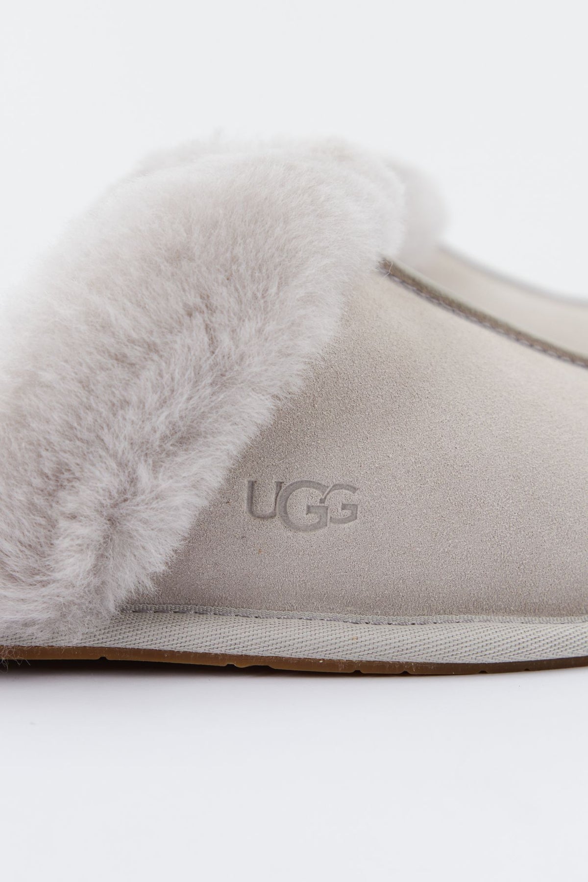 UGG SCUFFETTE en color GRIS (4)