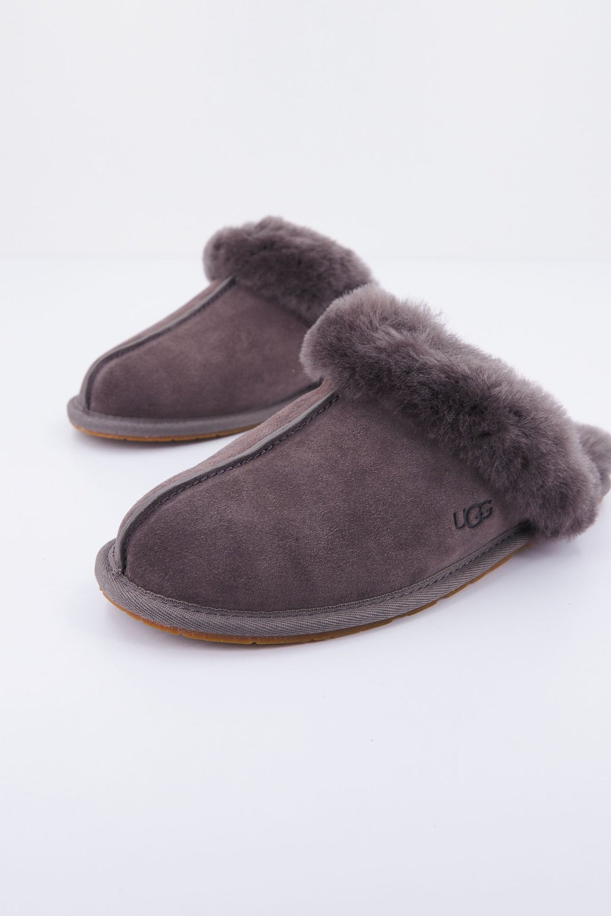 UGG SCUFFETTE en color MARRON (2)