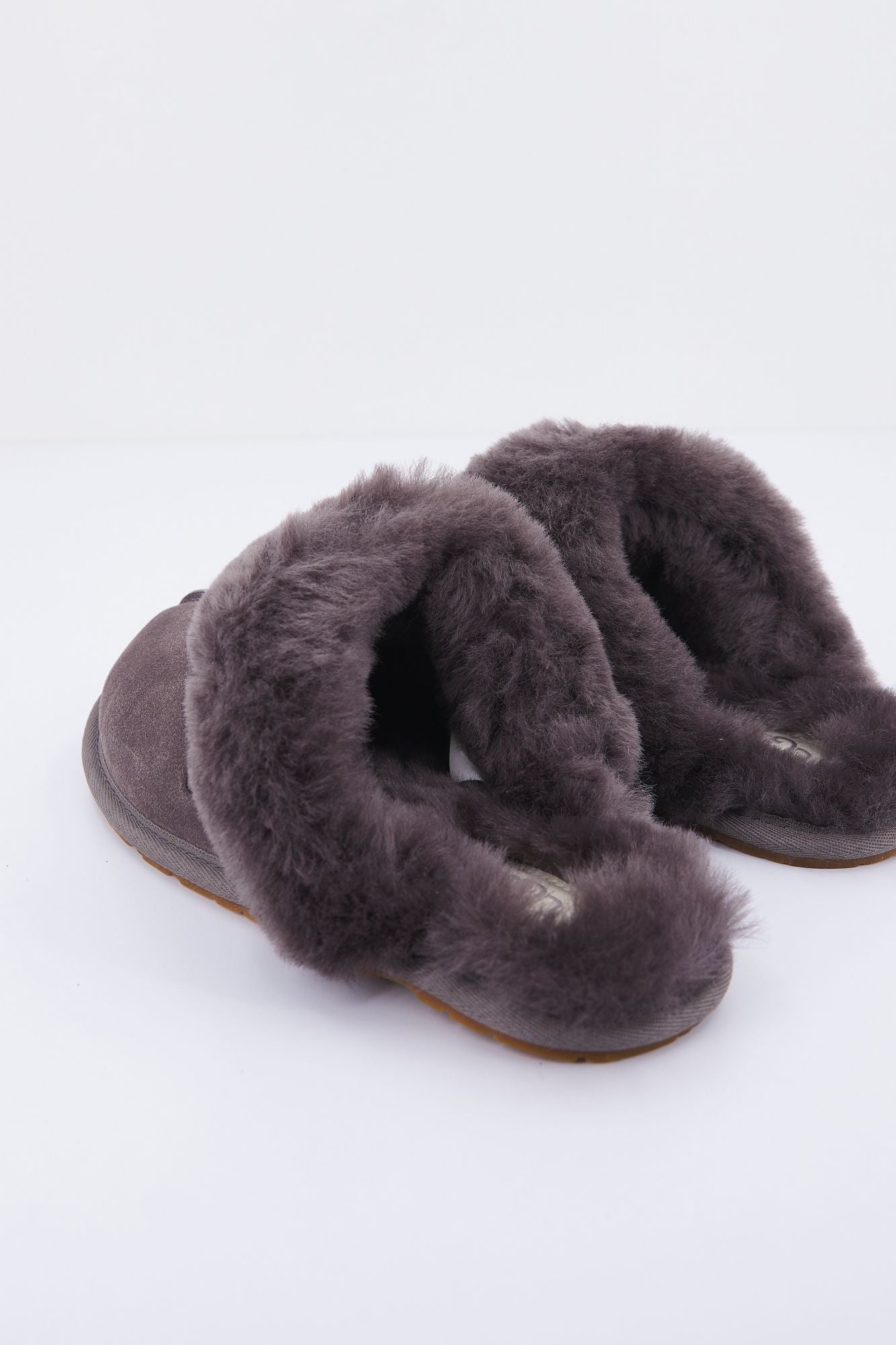 UGG SCUFFETTE en color MARRON (4)