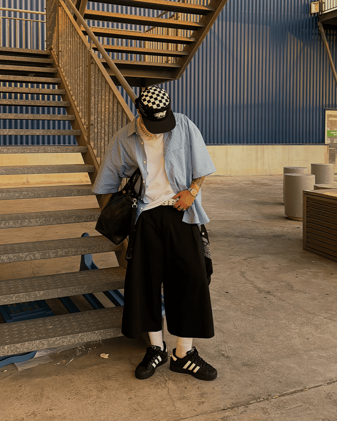 Look street de @alvaroo_ramireez con sneakers ADIDAS ORIGINALS