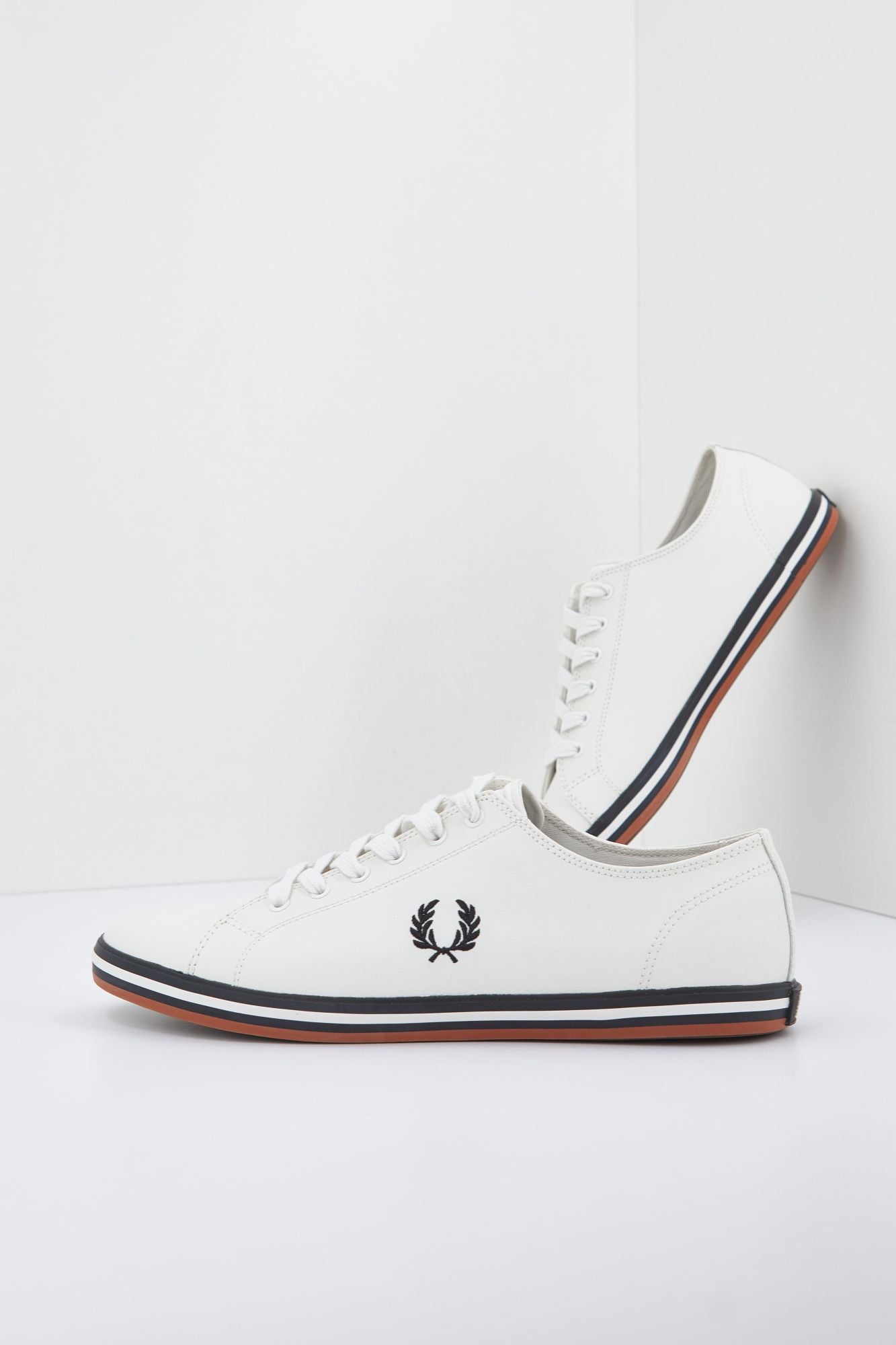 FRED PERRY  KINGSTON LEATHER en color BLANCO (1)