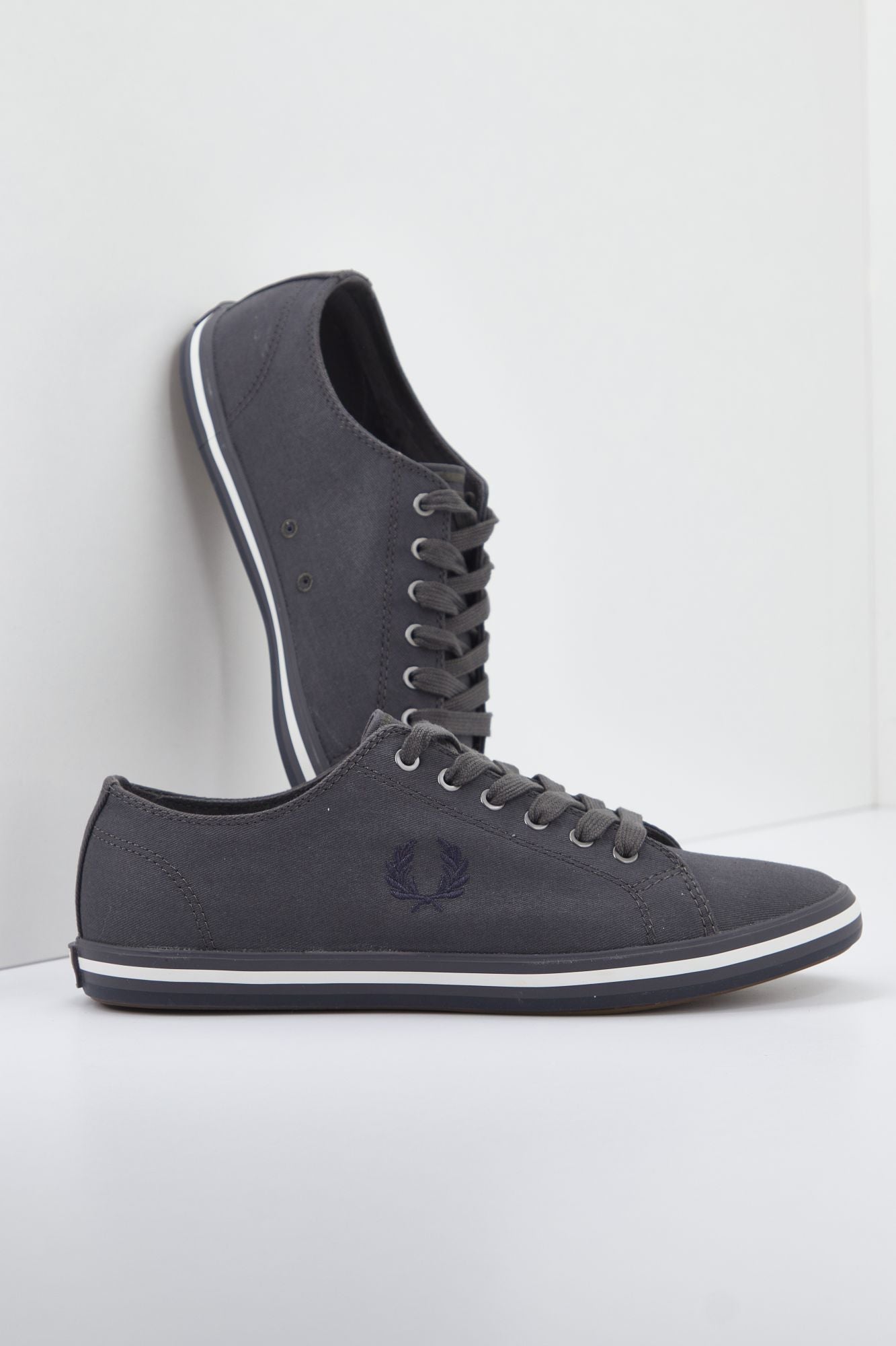 FRED PERRY KINGSTON TWILL en color GRIS (1)