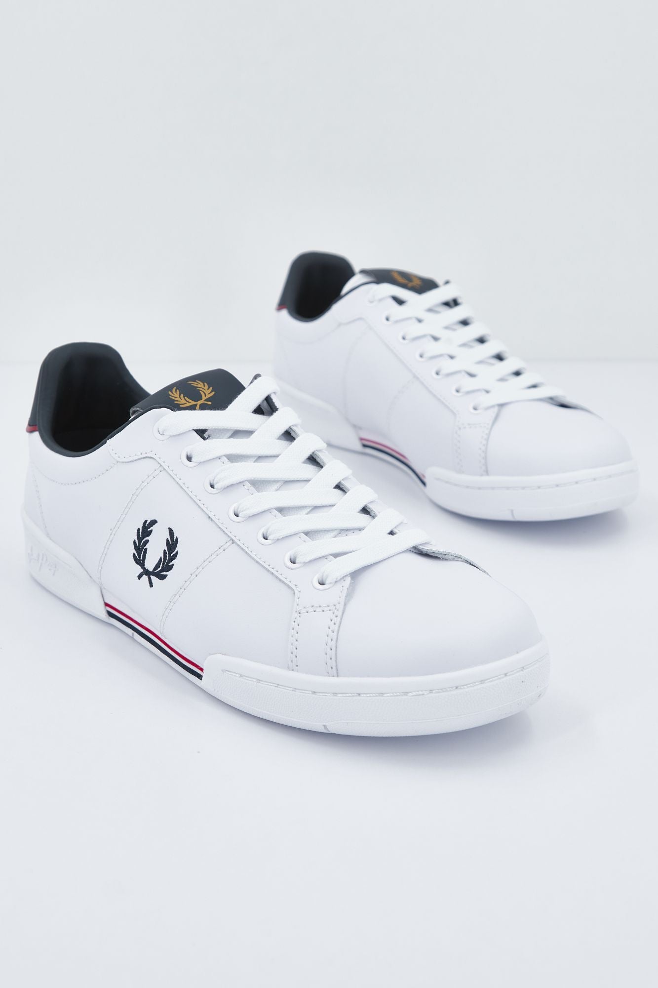 FRED PERRY B722 LEATHER en color BLANCO (2)