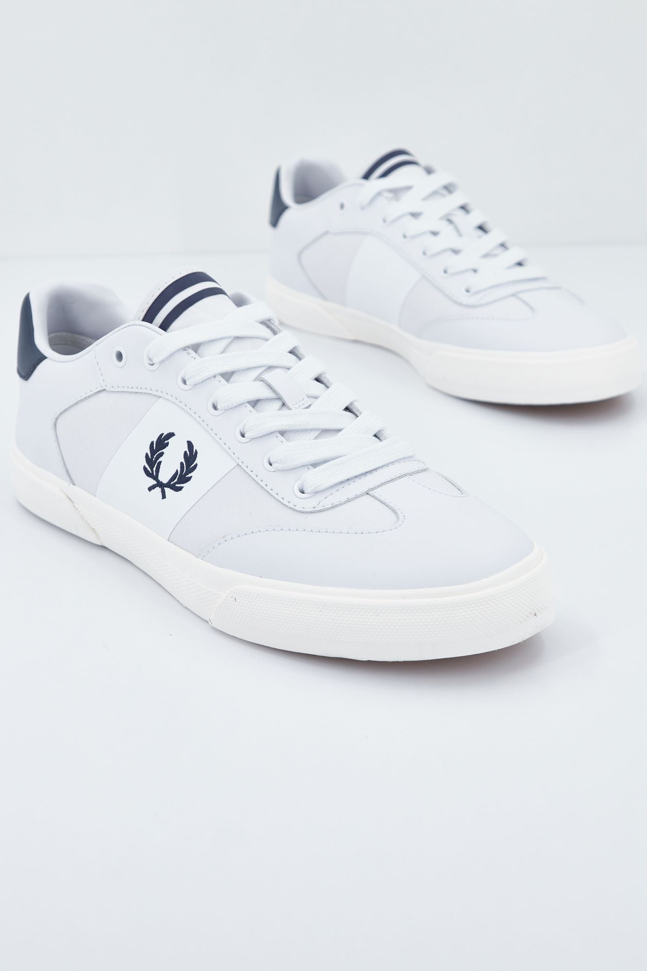 FRED PERRY CLAY LEATHER en color BLANCO (1)
