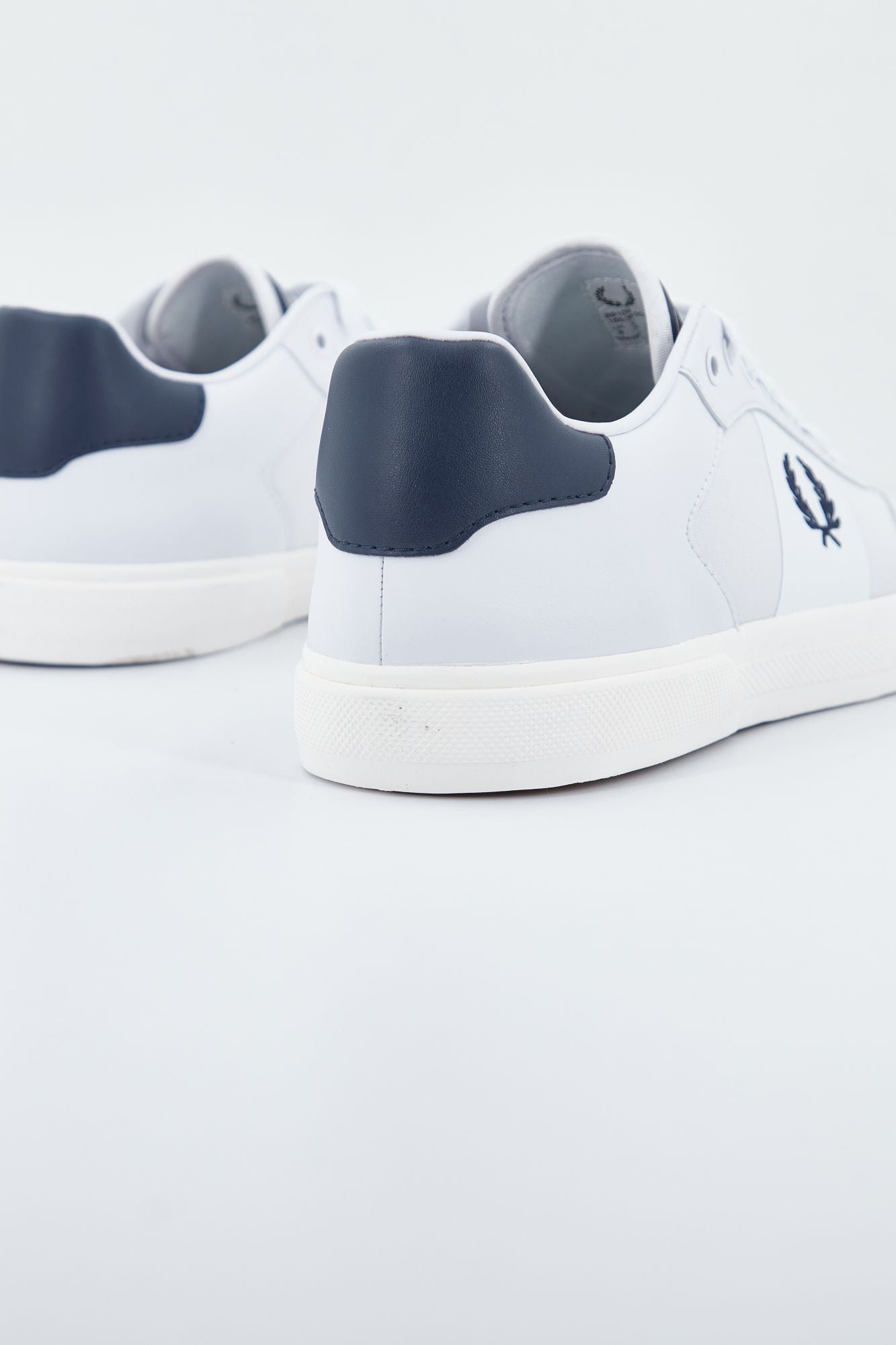 FRED PERRY CLAY LEATHER en color BLANCO (2)