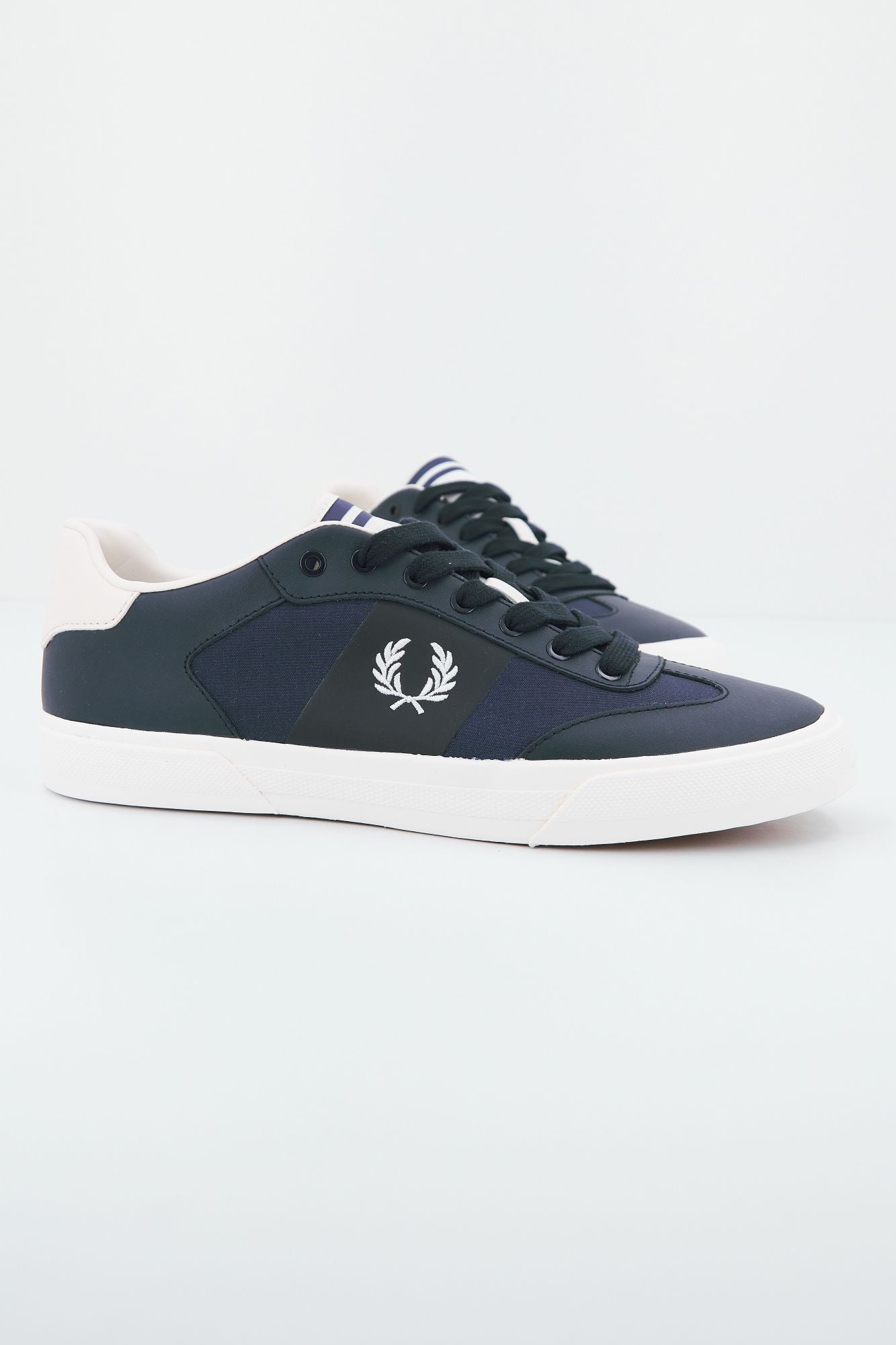 FRED PERRY CLAY LEATHER en color AZUL (2)