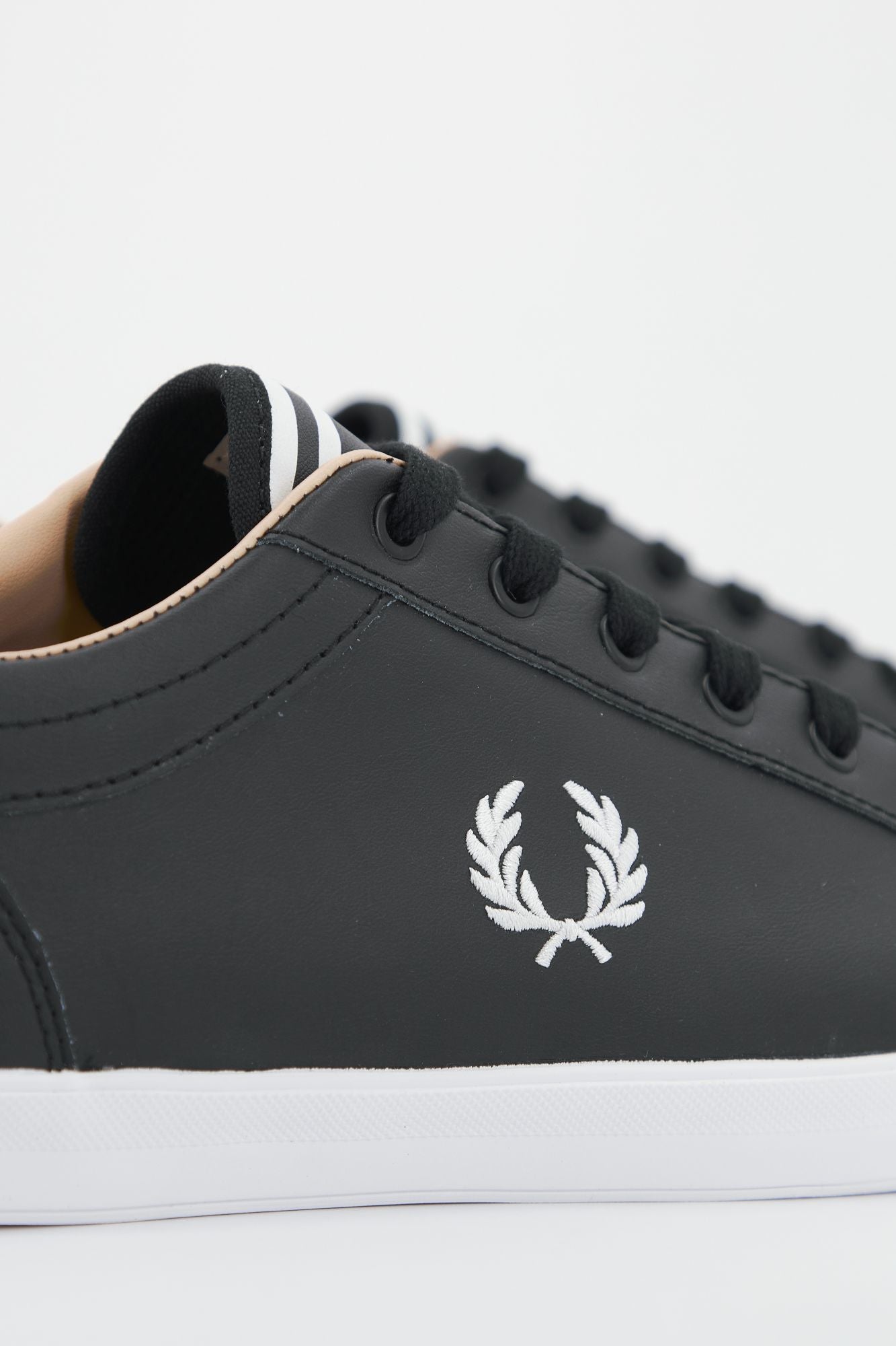 FRED PERRY B1228  en color NEGRO (4)
