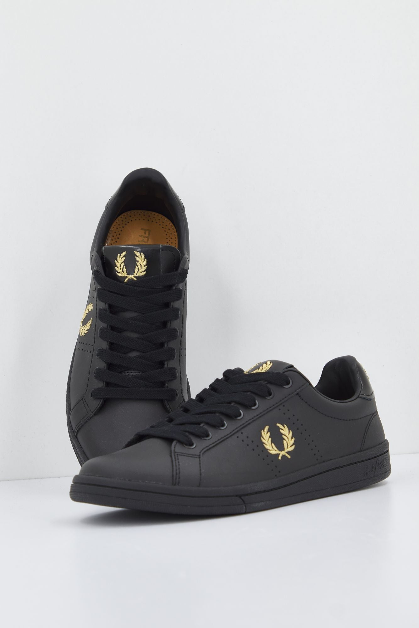 FRED PERRY  B721 LEATHER en color NEGRO (1)