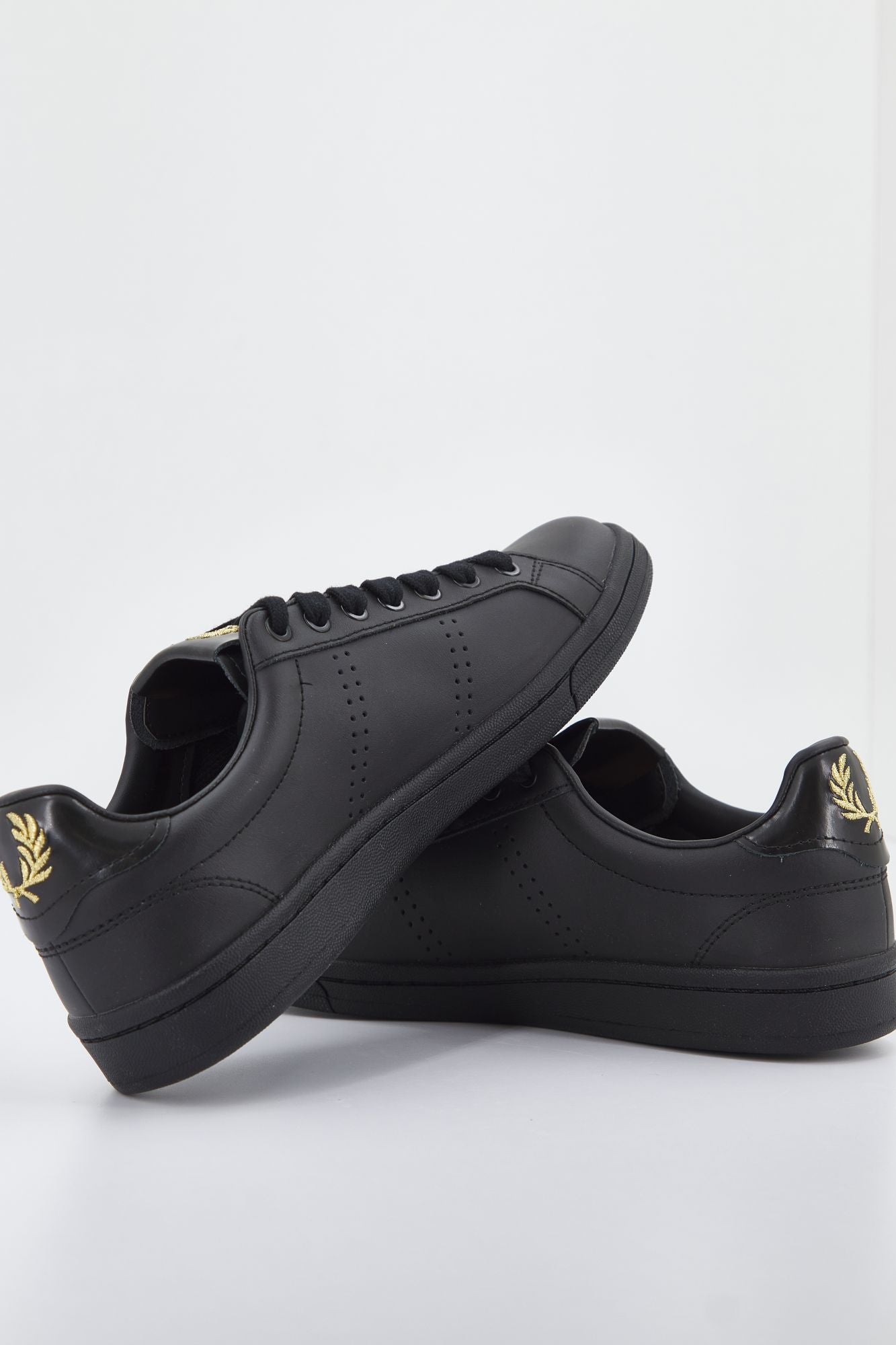 FRED PERRY  B721 LEATHER en color NEGRO (2)