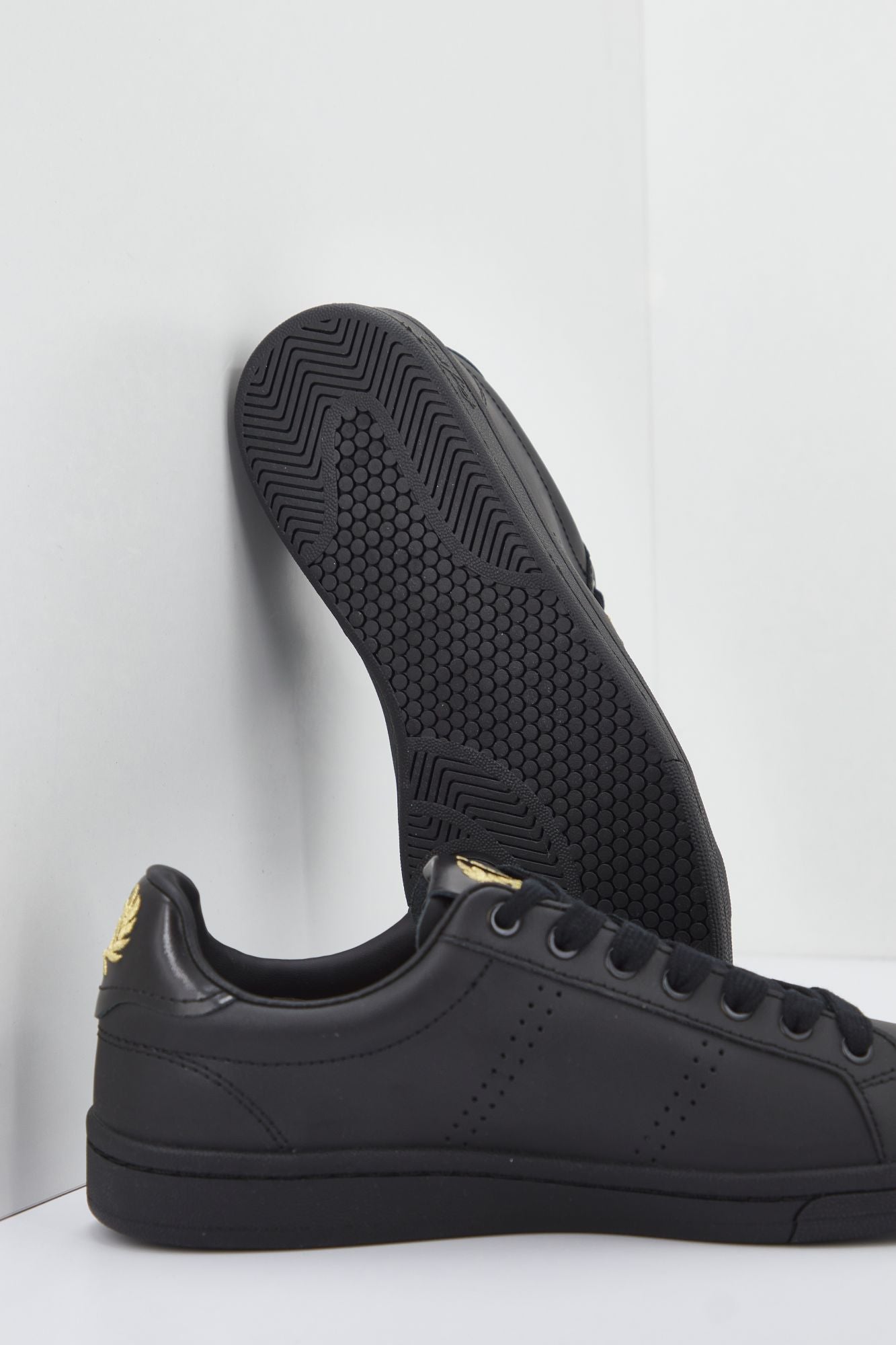 FRED PERRY  B721 LEATHER en color NEGRO (3)