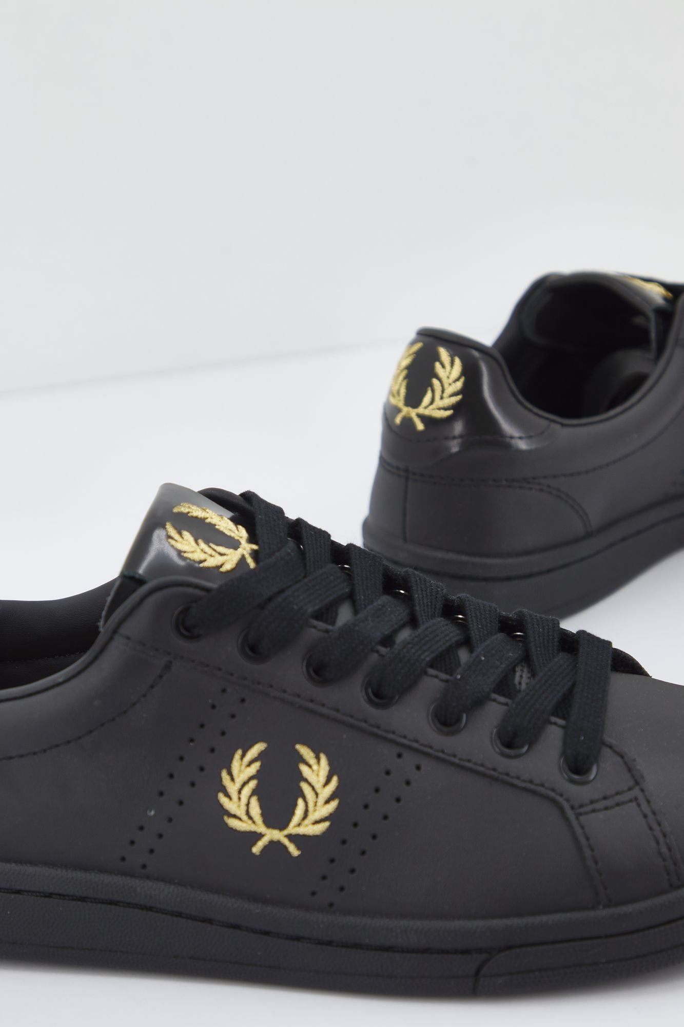 FRED PERRY  B721 LEATHER en color NEGRO (4)