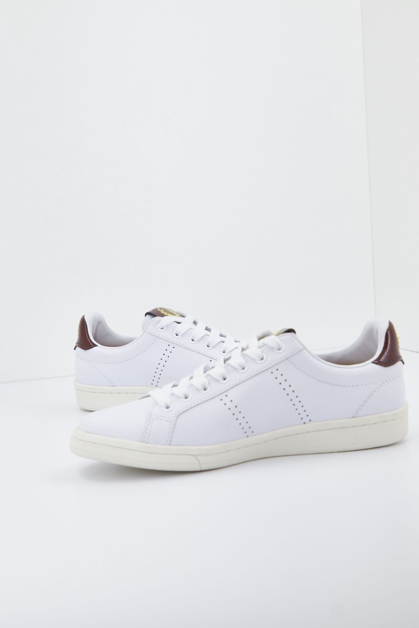 FRED PERRY B721 LEATHER en color BLANCO (2)