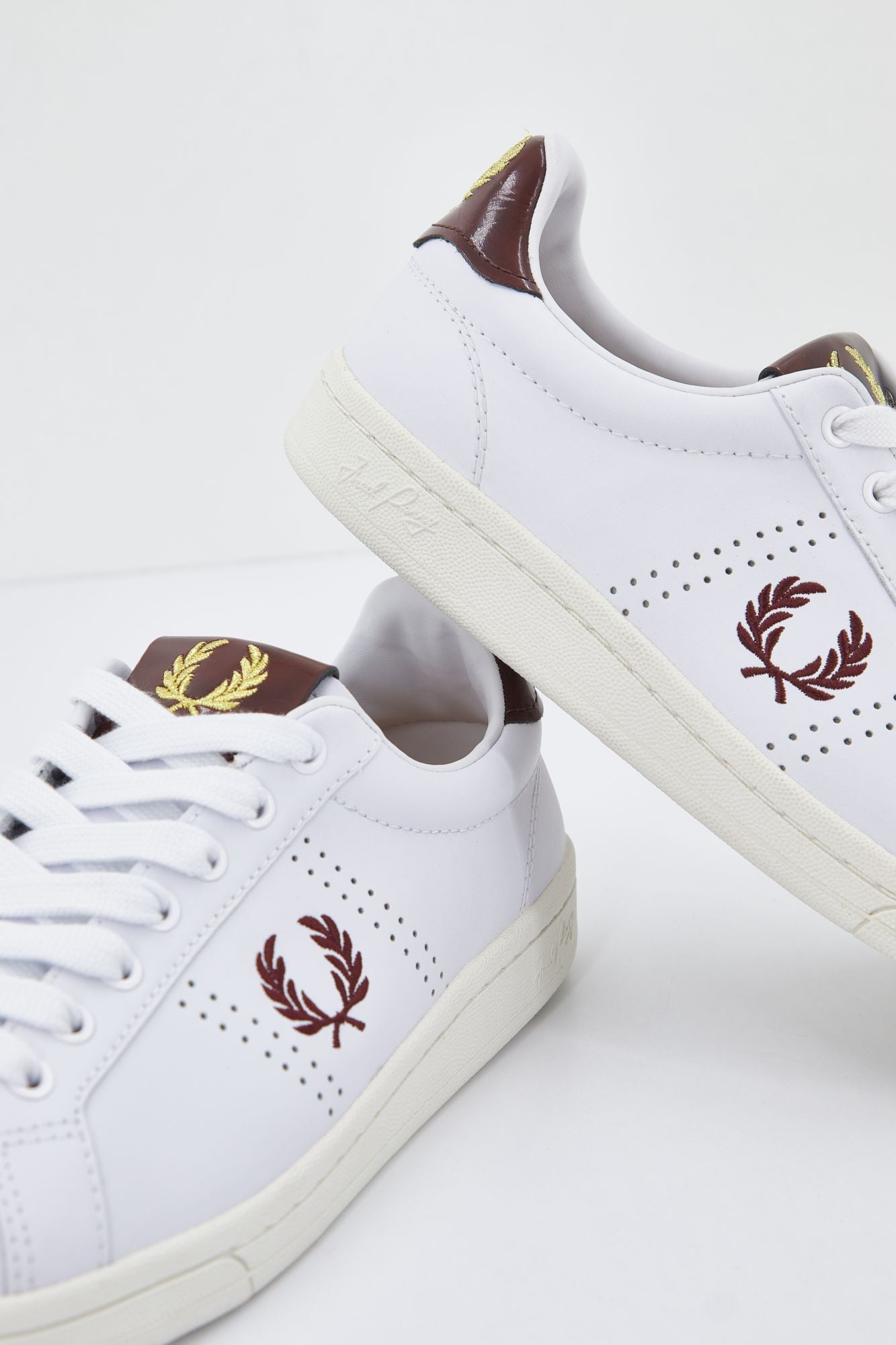 FRED PERRY B721 LEATHER en color BLANCO (4)