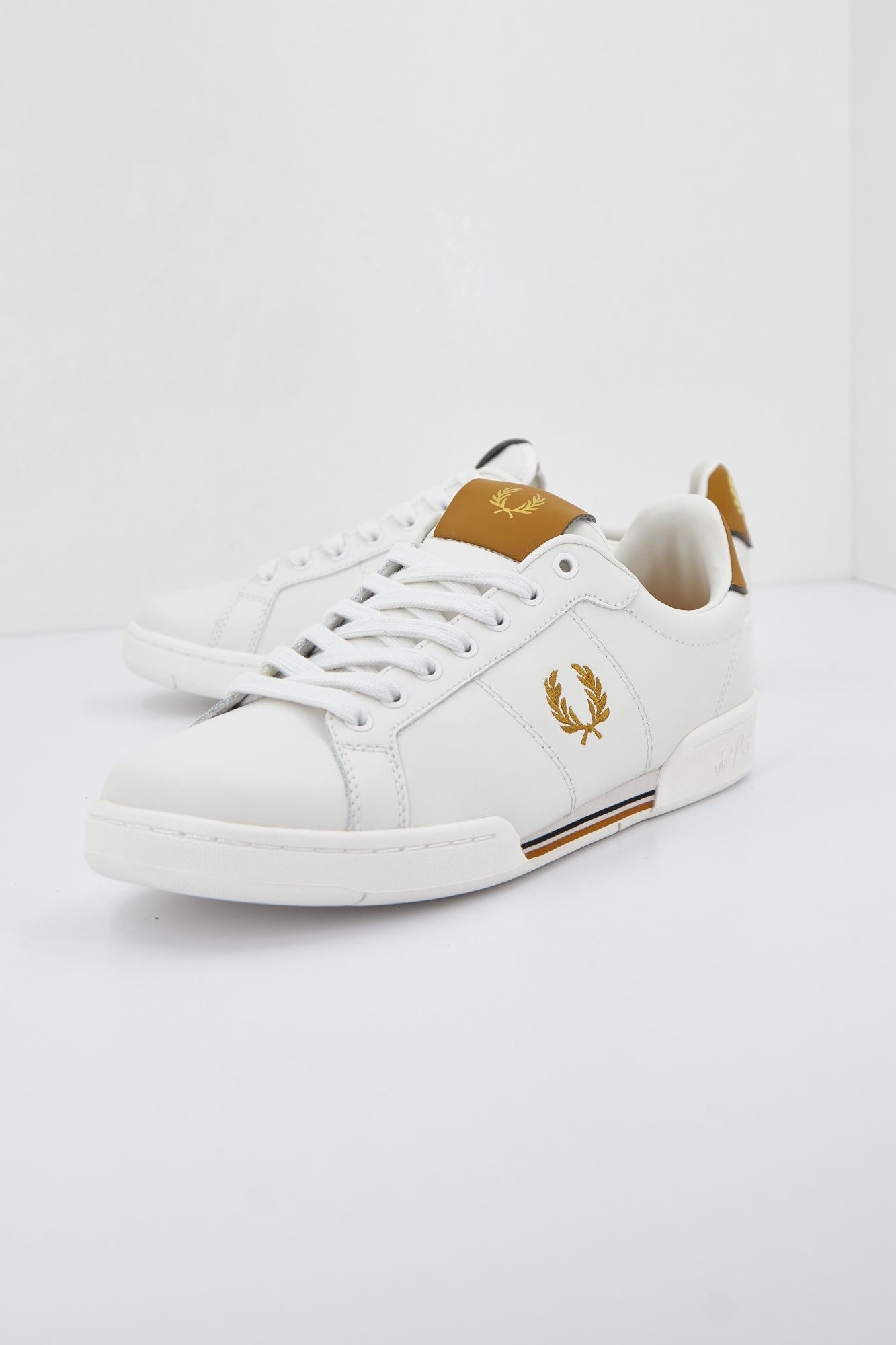 FRED PERRY B722 LEATHER en color BLANCO (1)
