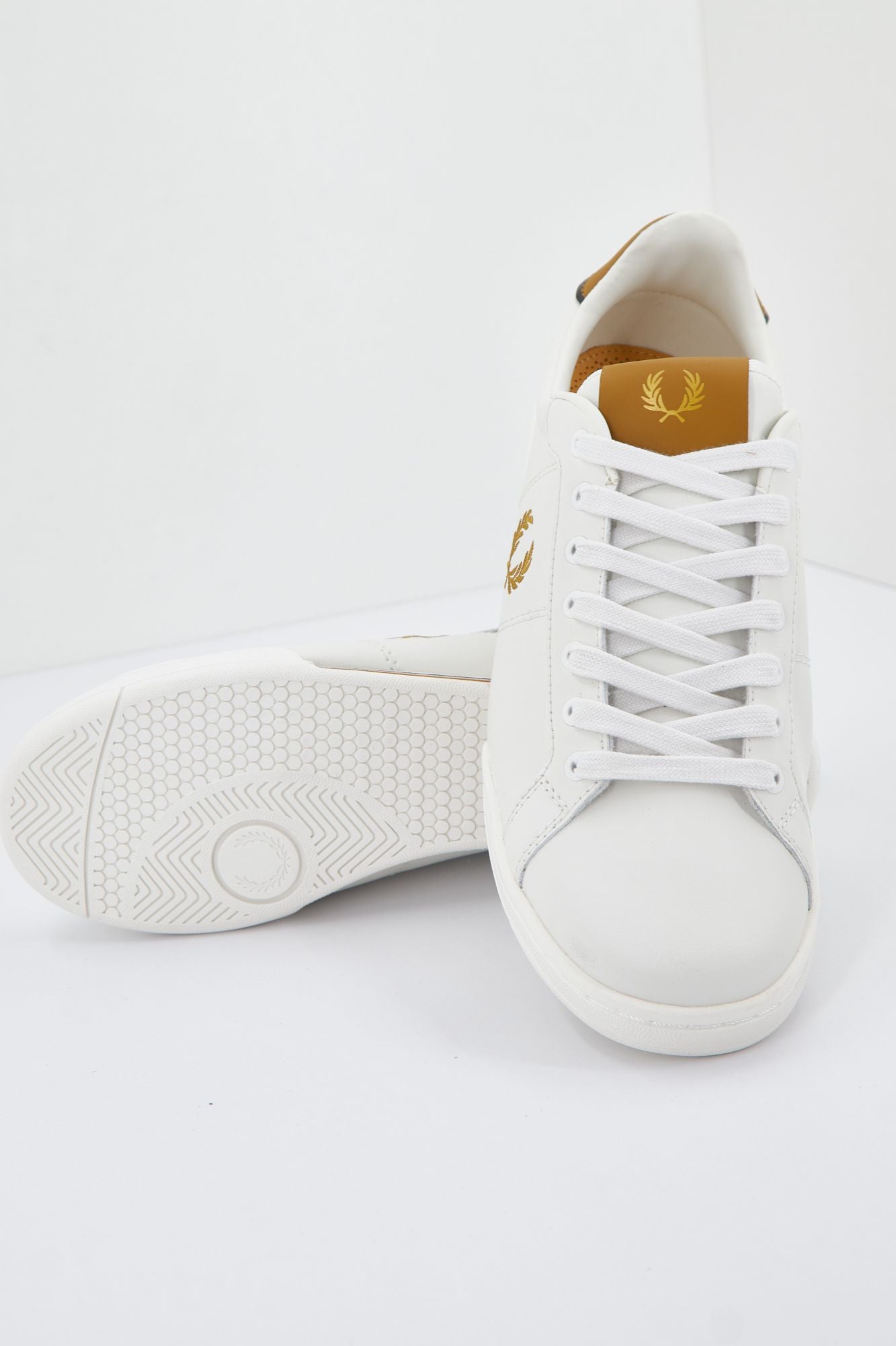FRED PERRY B722 LEATHER en color BLANCO (4)