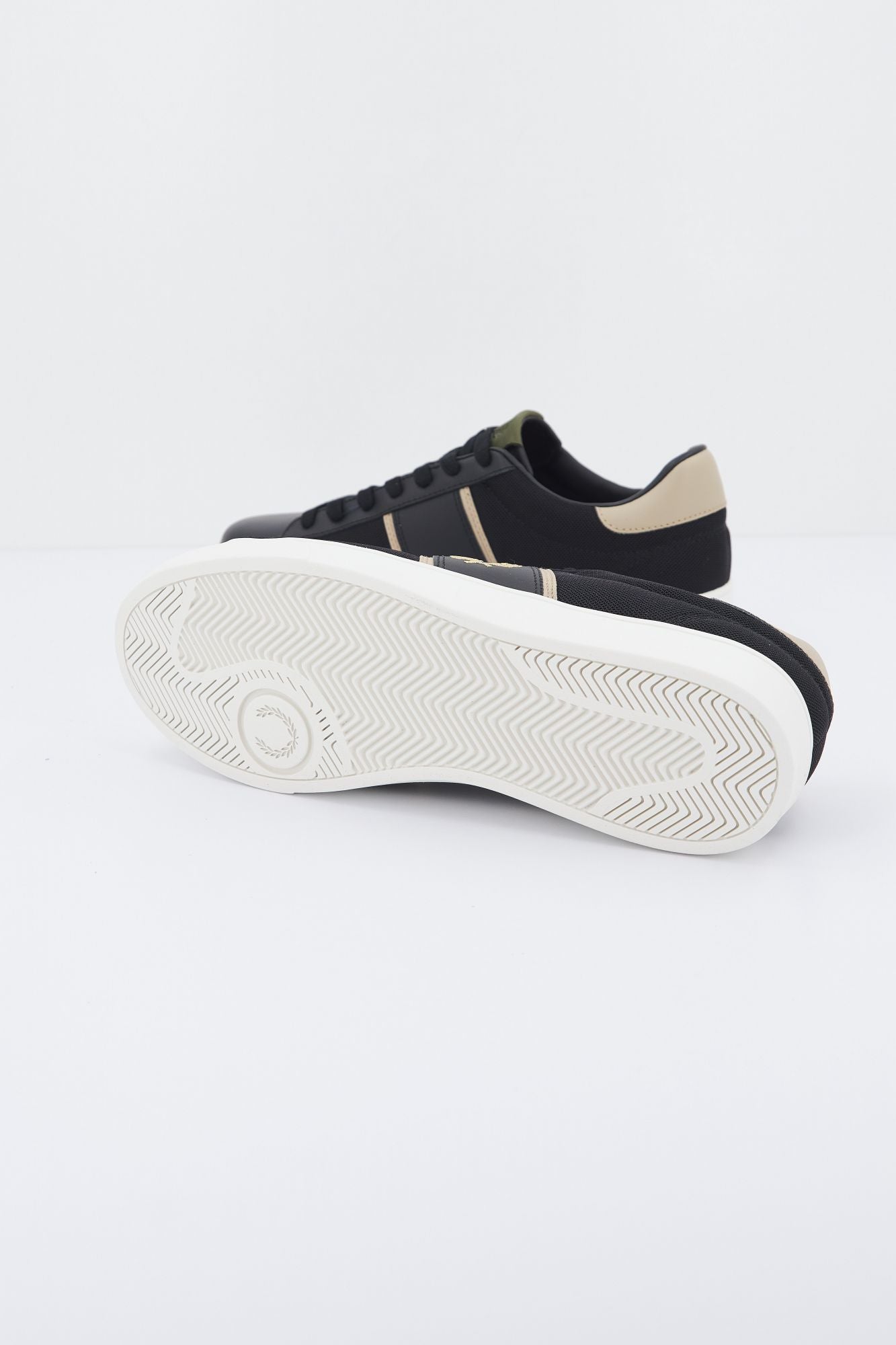 FRED PERRY B3302 en color NEGRO (4)