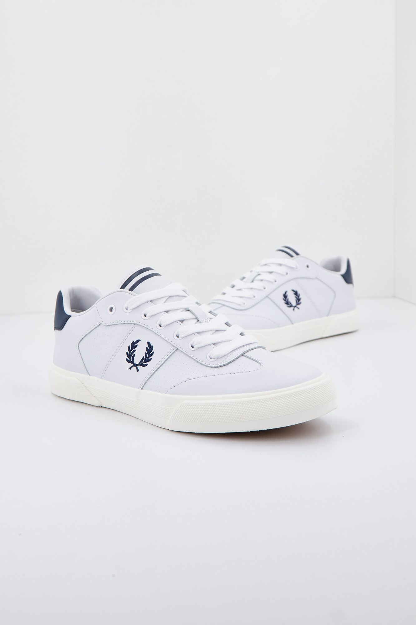 FRED PERRY CLAY PERF LEATHER en color BLANCO (1)
