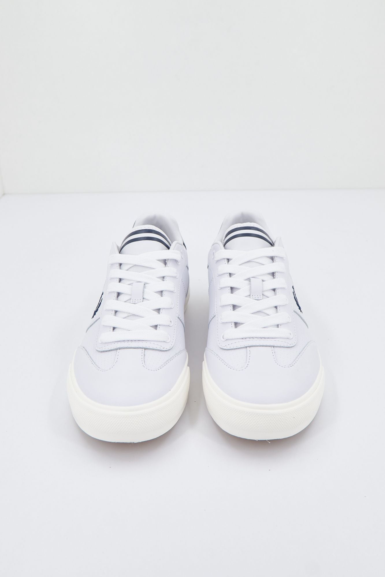 FRED PERRY CLAY PERF LEATHER en color BLANCO (3)