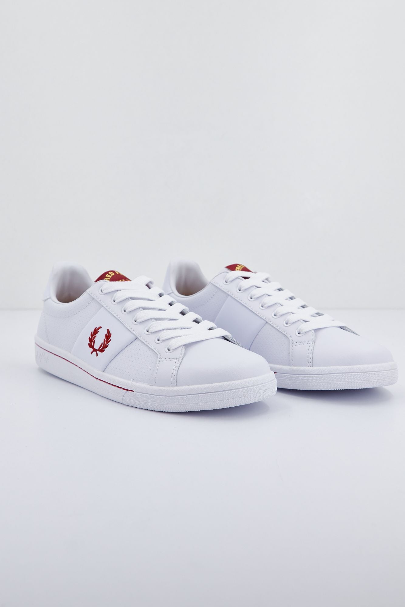 FRED PERRY PERF LEATHER en color BLANCO (1)