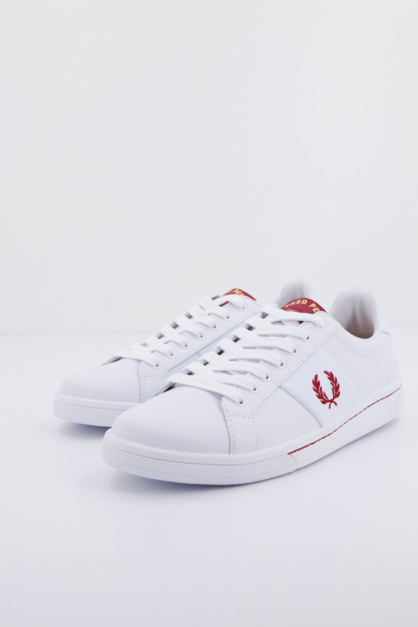 FRED PERRY PERF LEATHER en color BLANCO (2)
