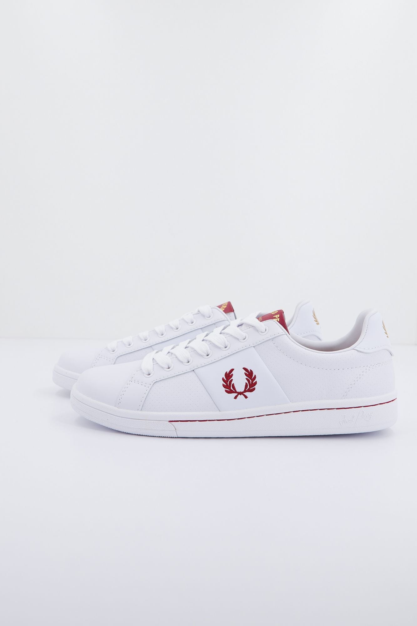 FRED PERRY PERF LEATHER en color BLANCO (3)