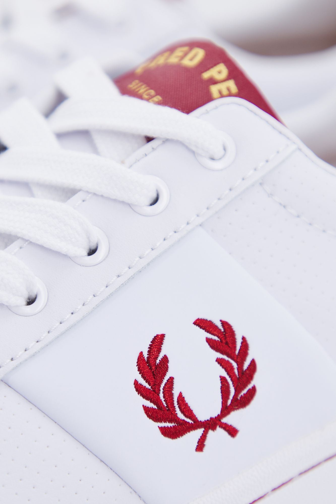 FRED PERRY PERF LEATHER en color BLANCO (4)