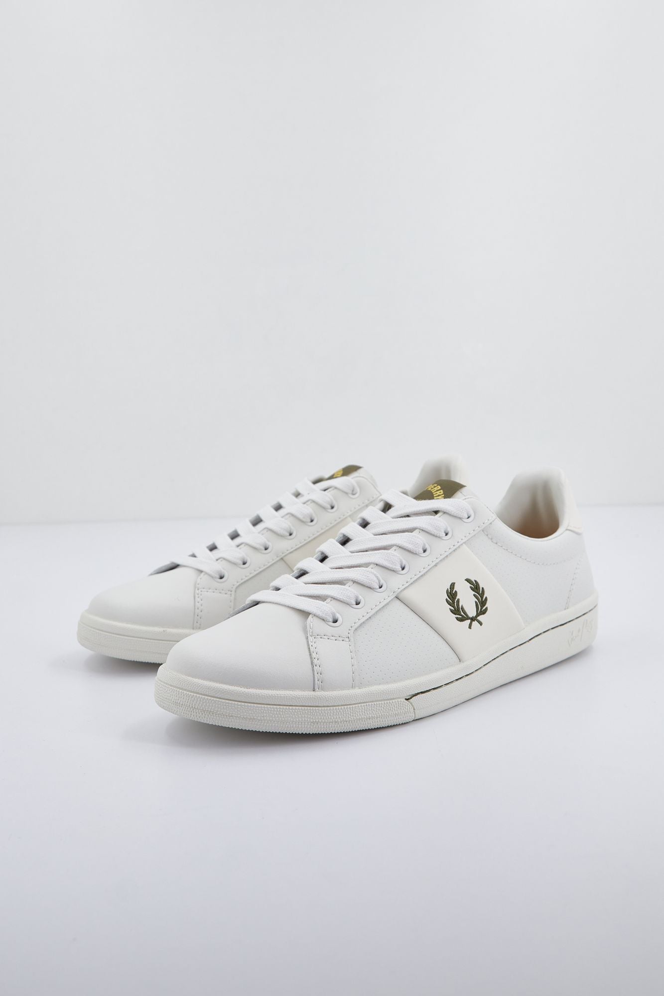 FRED PERRY PERF LEATHER en color BEIS (1)